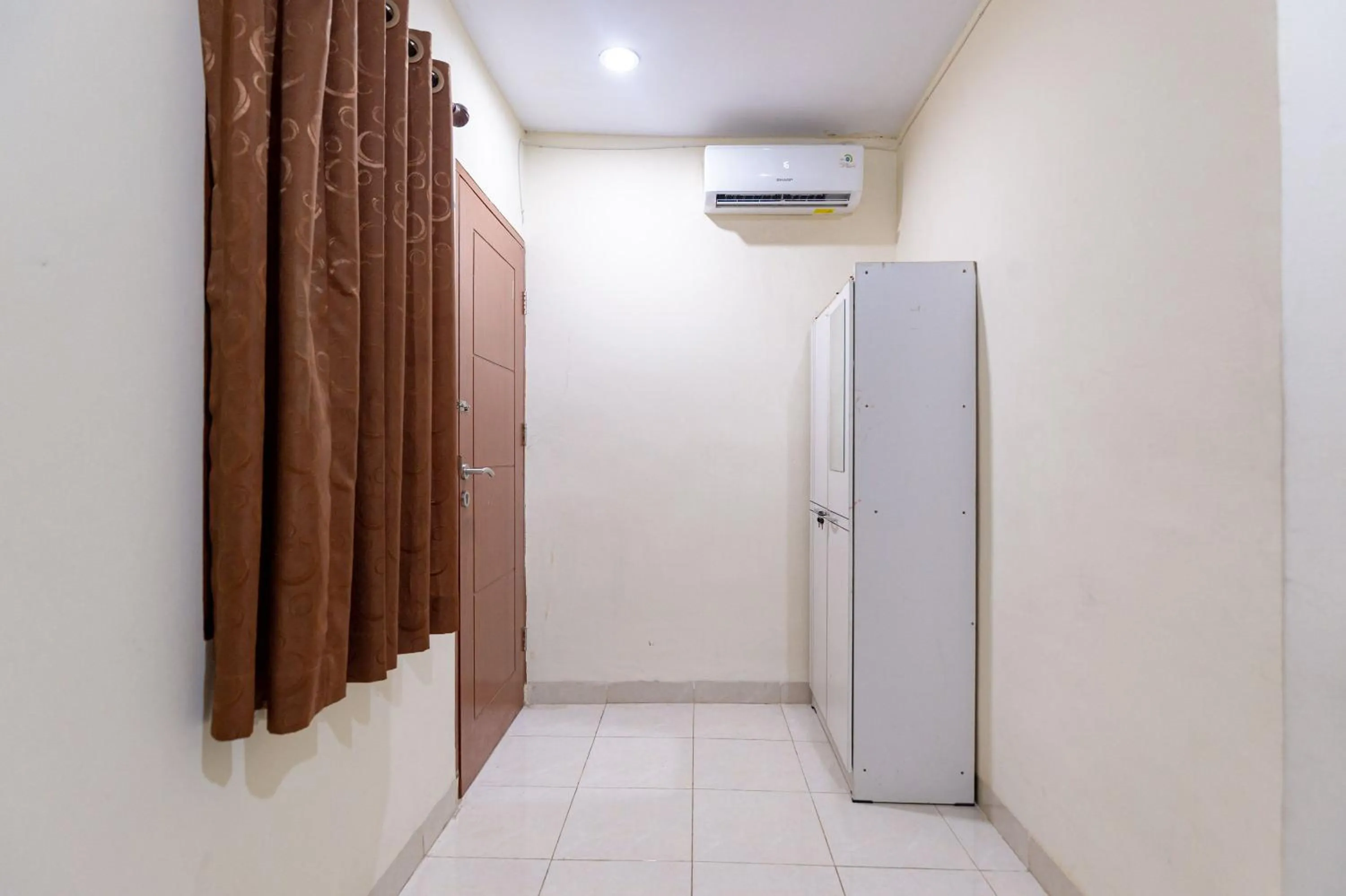 wardrobe in RedDoorz @ Medan Johor 2