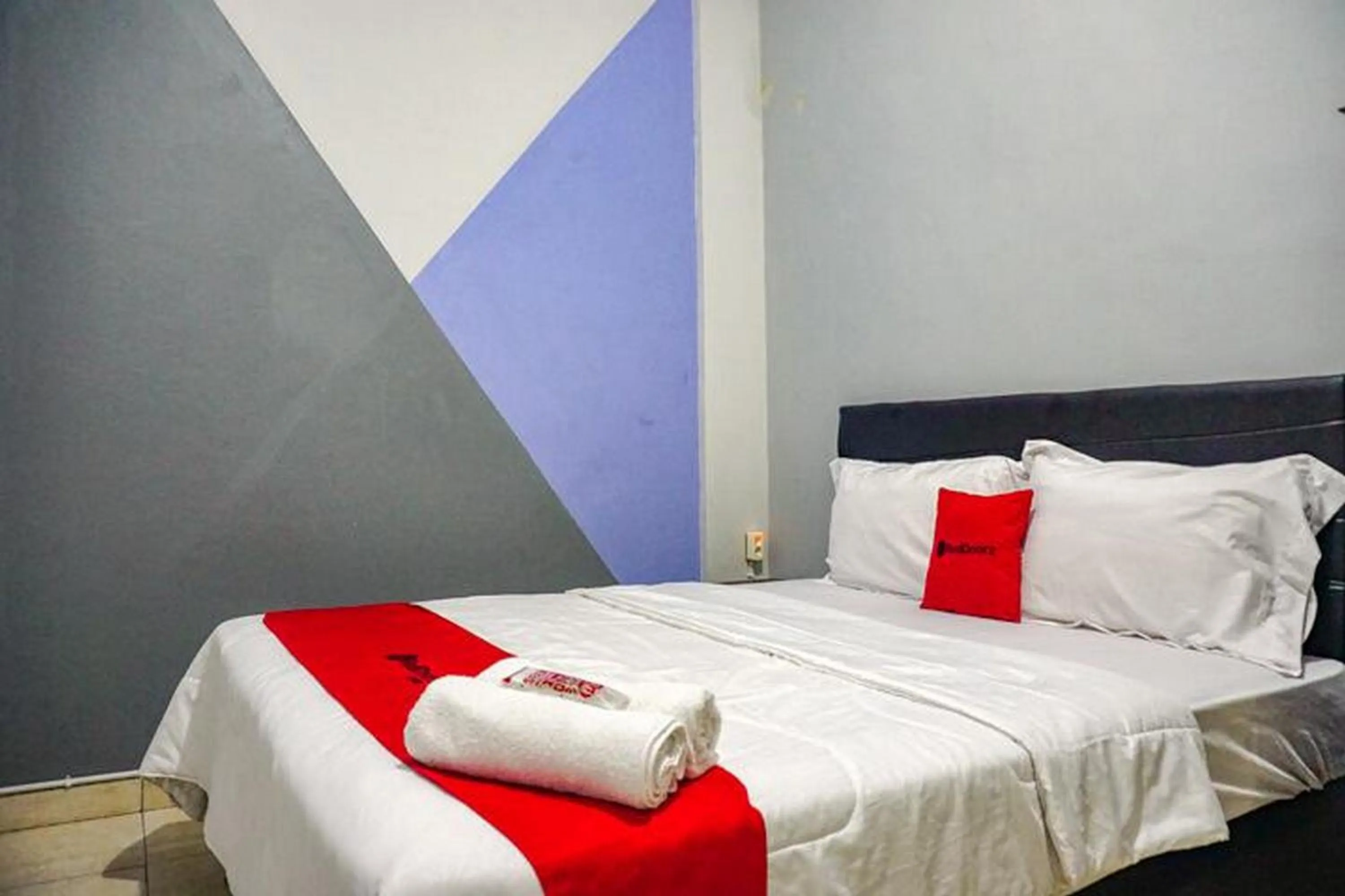 Bedroom, Bed in RedDoorz near Penimbangan Beach Singaraja