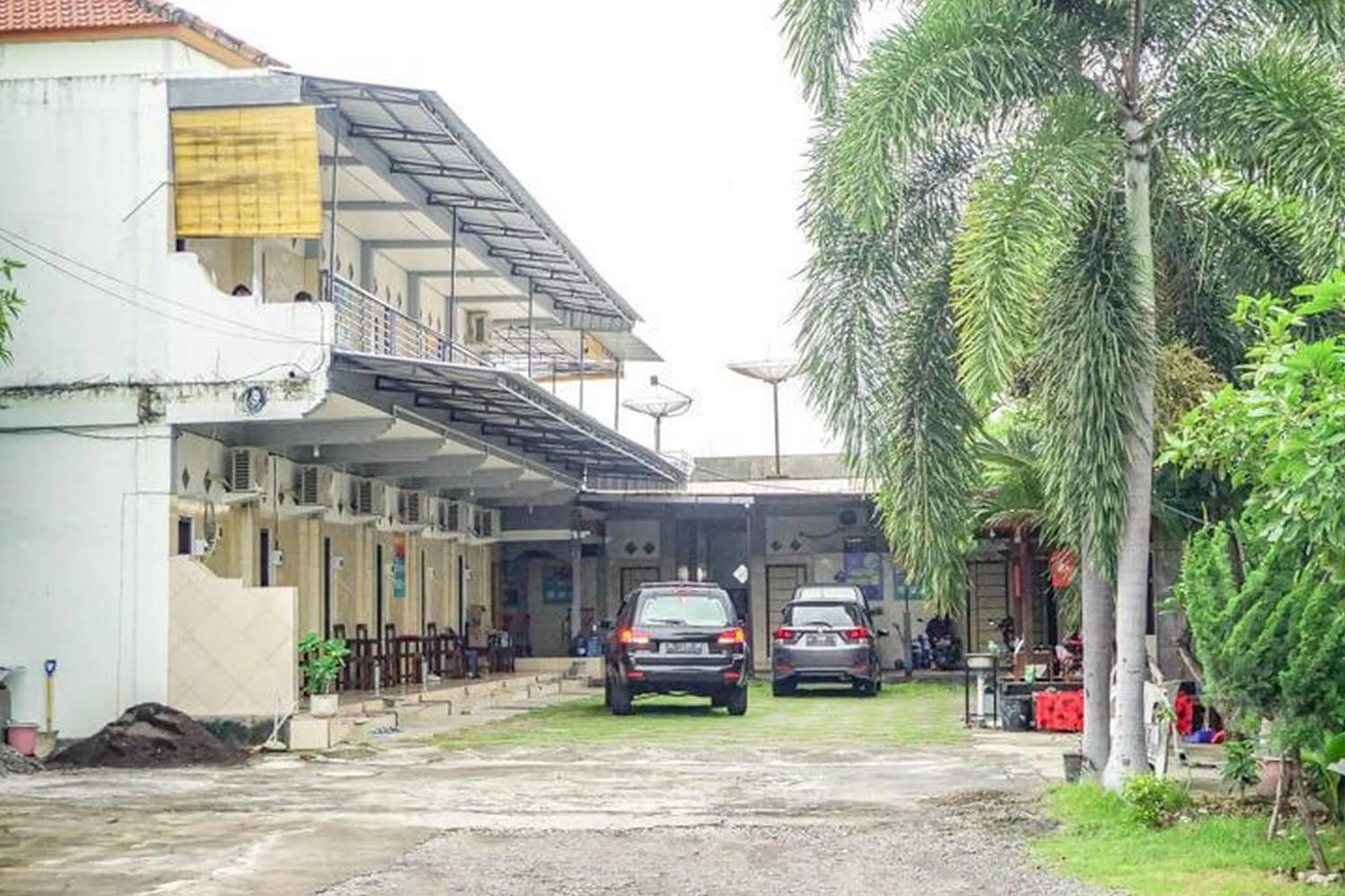 Parking in RedDoorz near Penimbangan Beach Singaraja