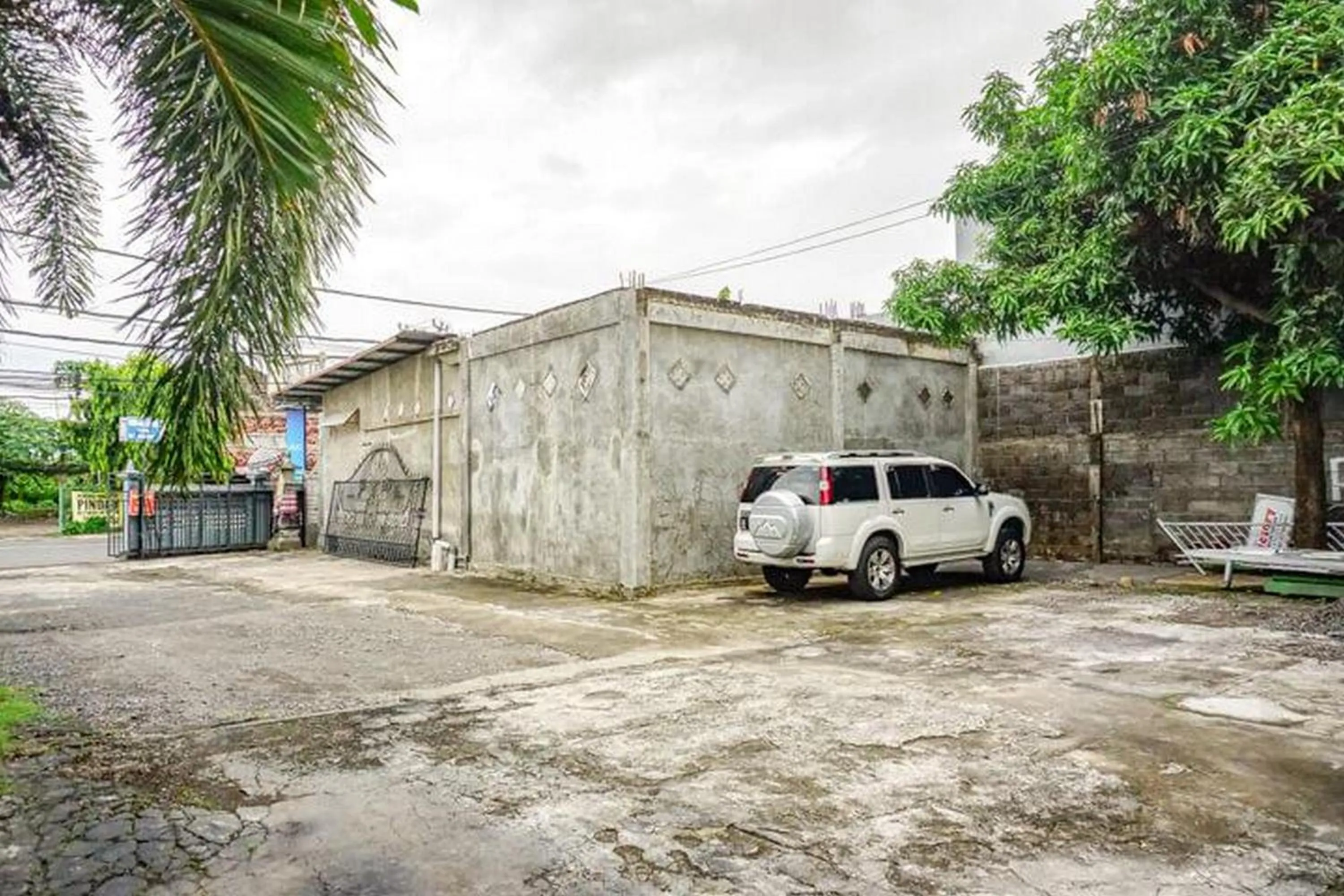 Parking in RedDoorz near Penimbangan Beach Singaraja