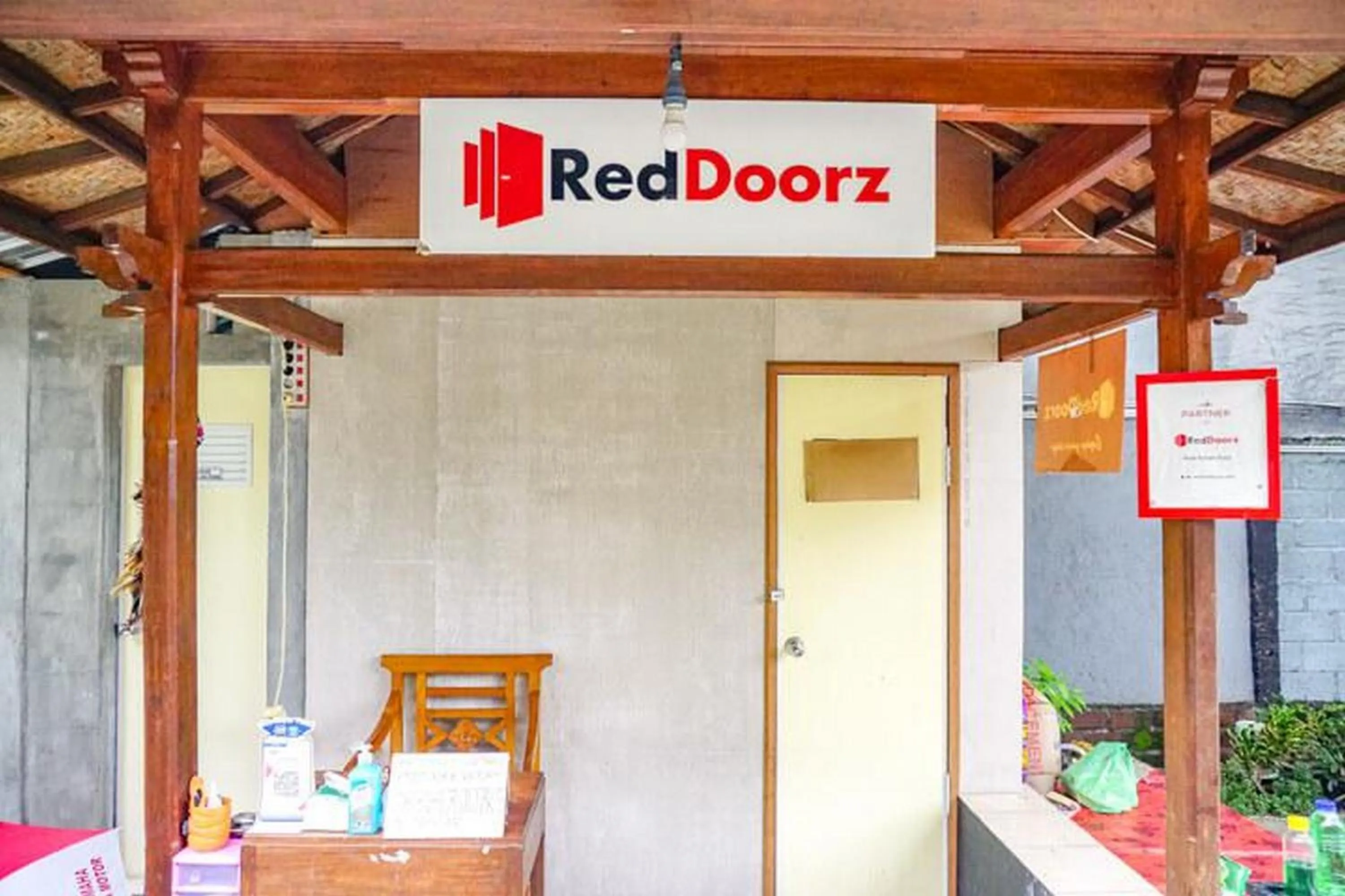 Seating area in RedDoorz near Penimbangan Beach Singaraja