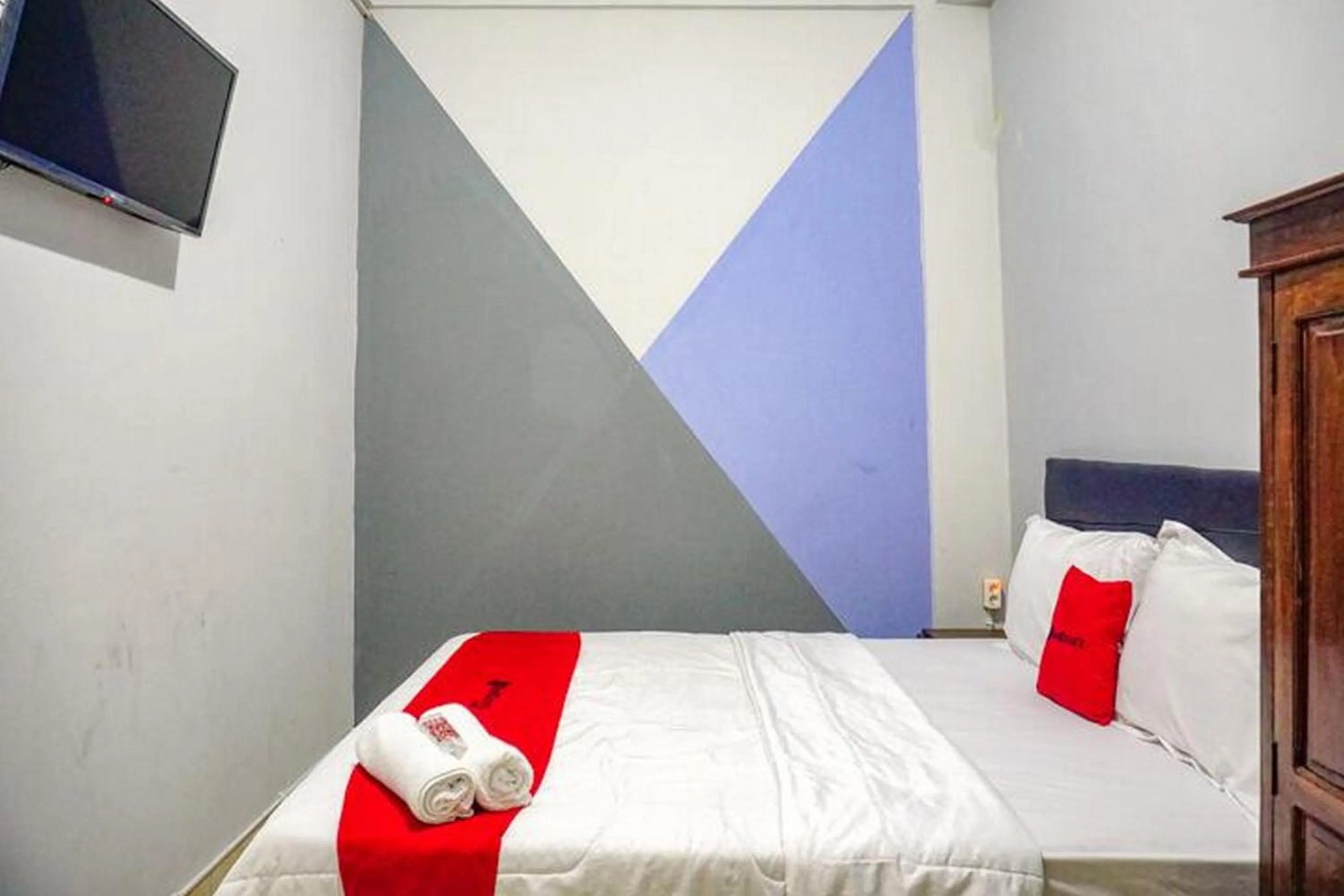 Bedroom, Bed in RedDoorz near Penimbangan Beach Singaraja