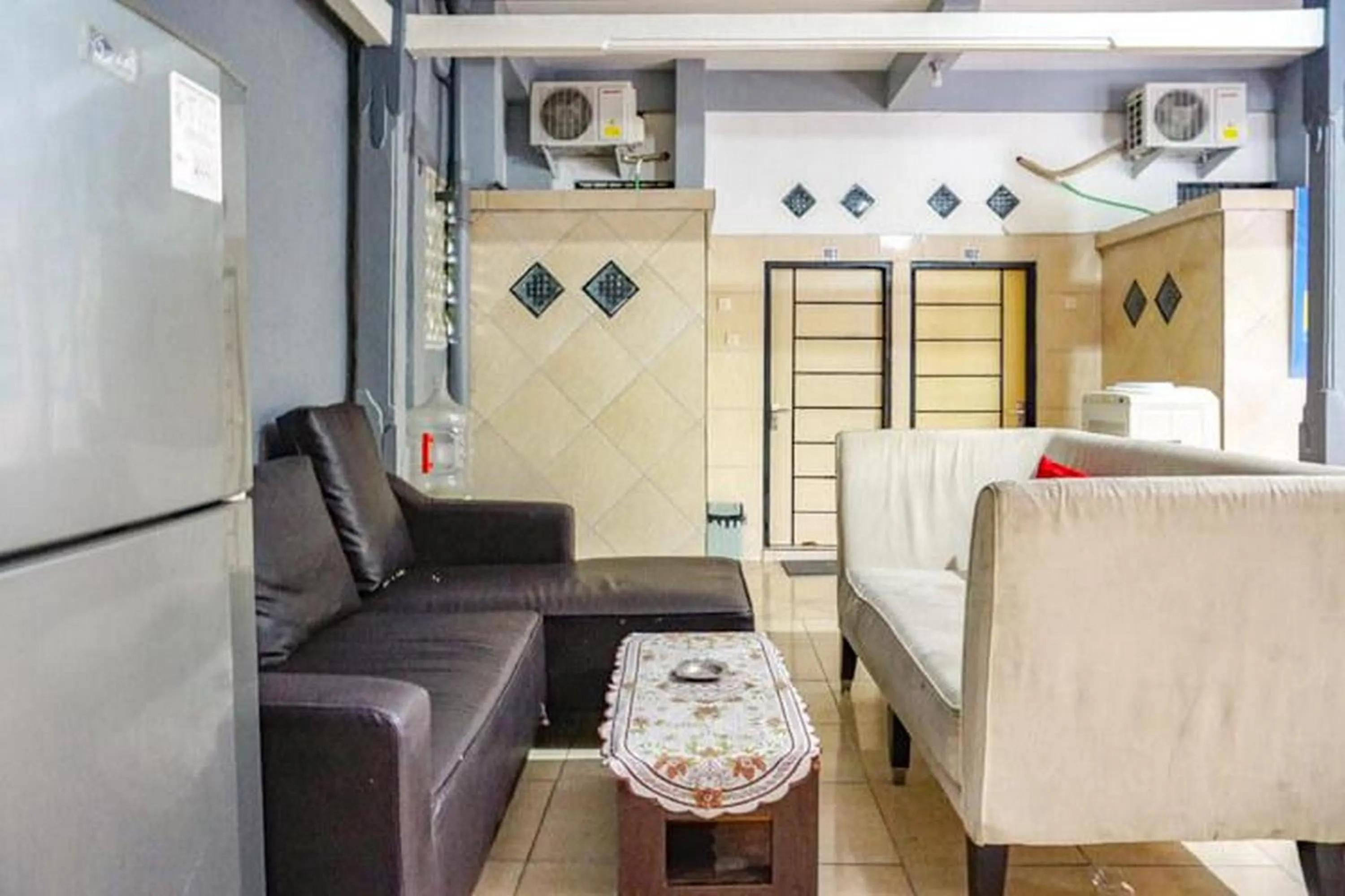 Seating area in RedDoorz near Penimbangan Beach Singaraja