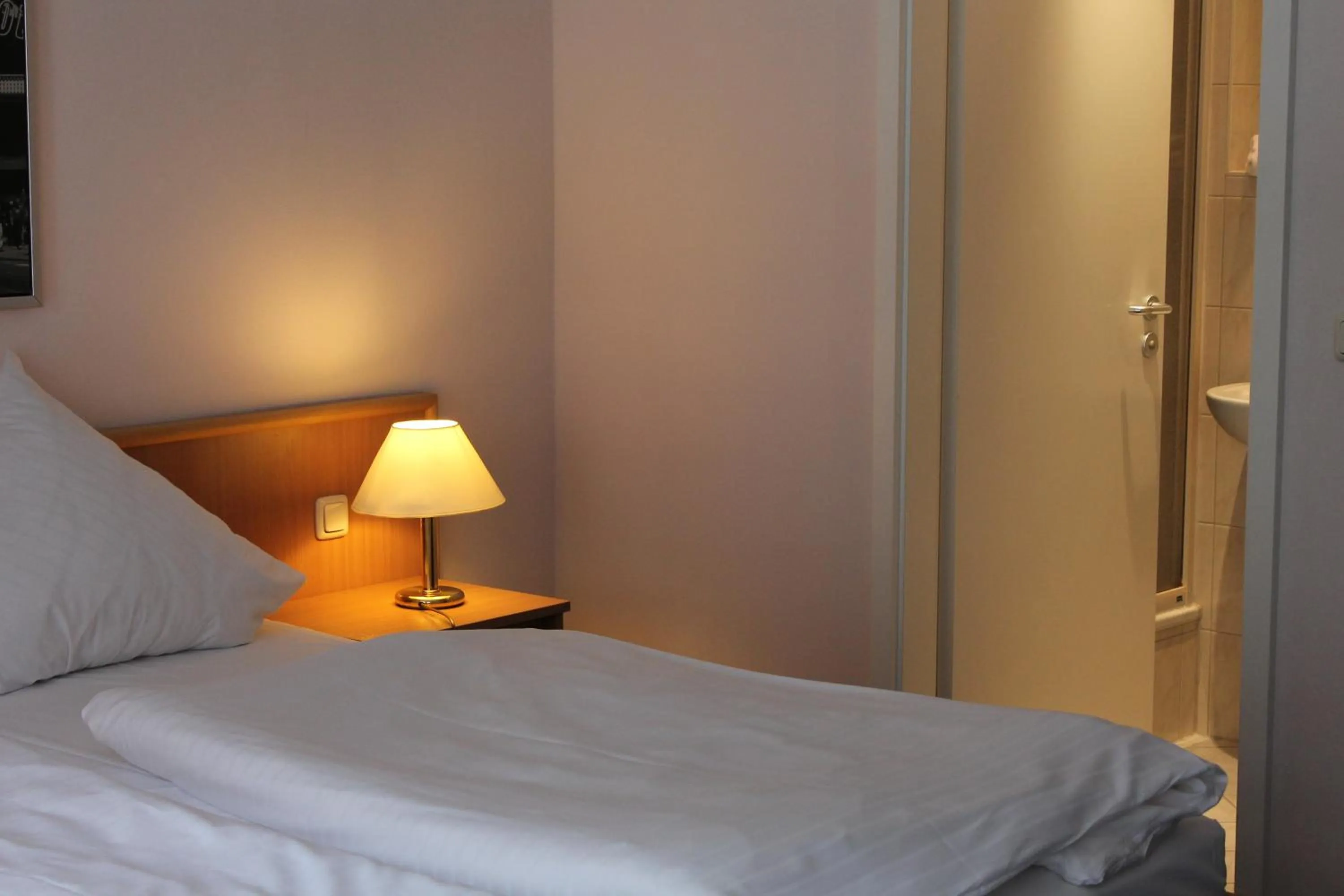 Bed in Filmhotel Lili Marleen