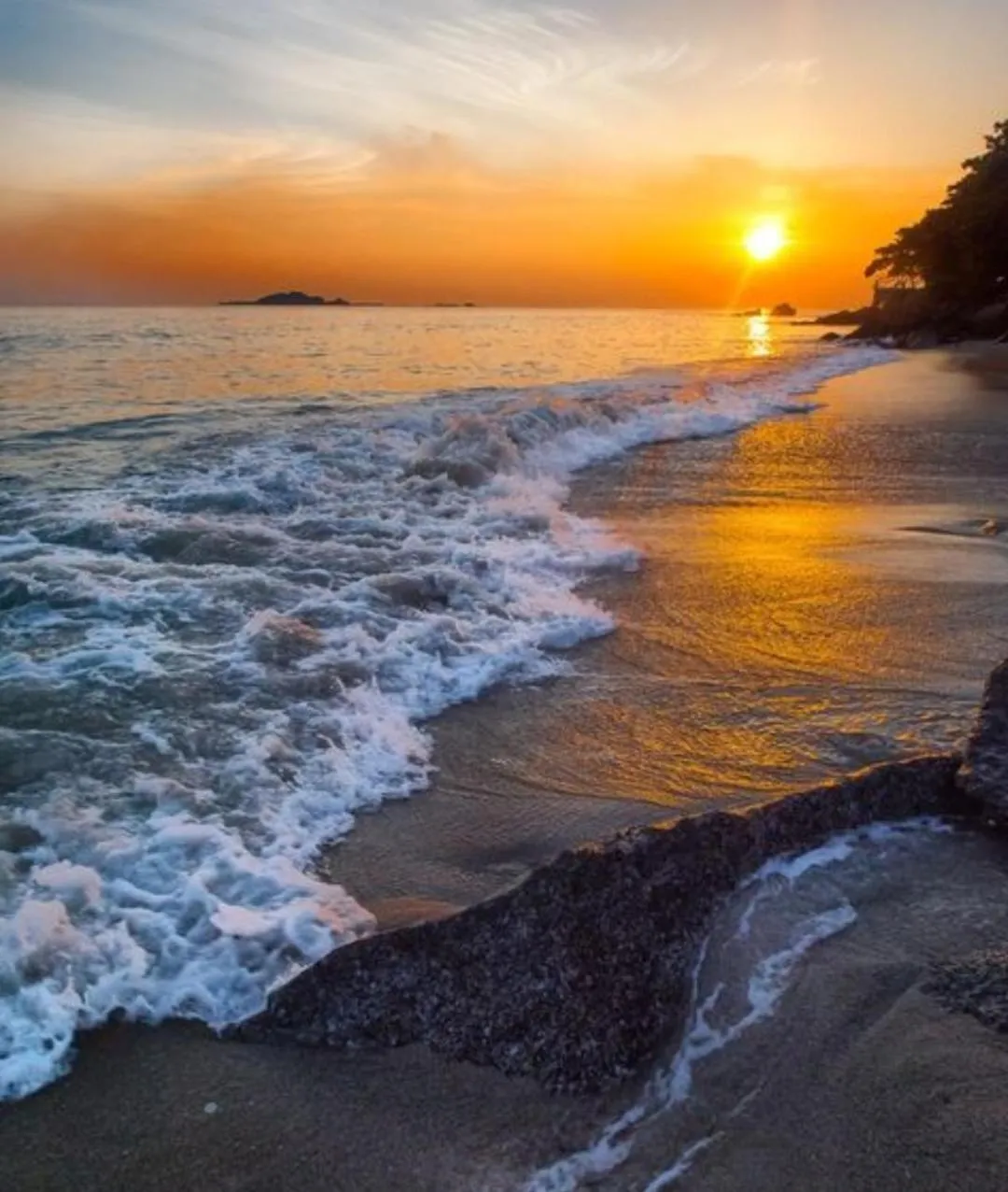 Sunset in Deluxe VIP Seaview Batu Ferringhi 1503 - 3 Rooms