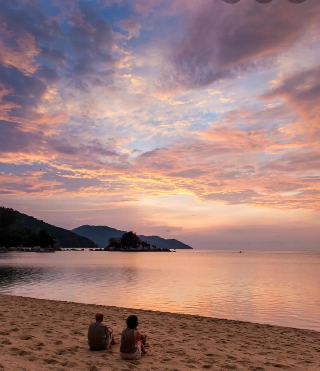 Sunrise in Deluxe VIP Seaview Batu Ferringhi 1503 - 3 Rooms