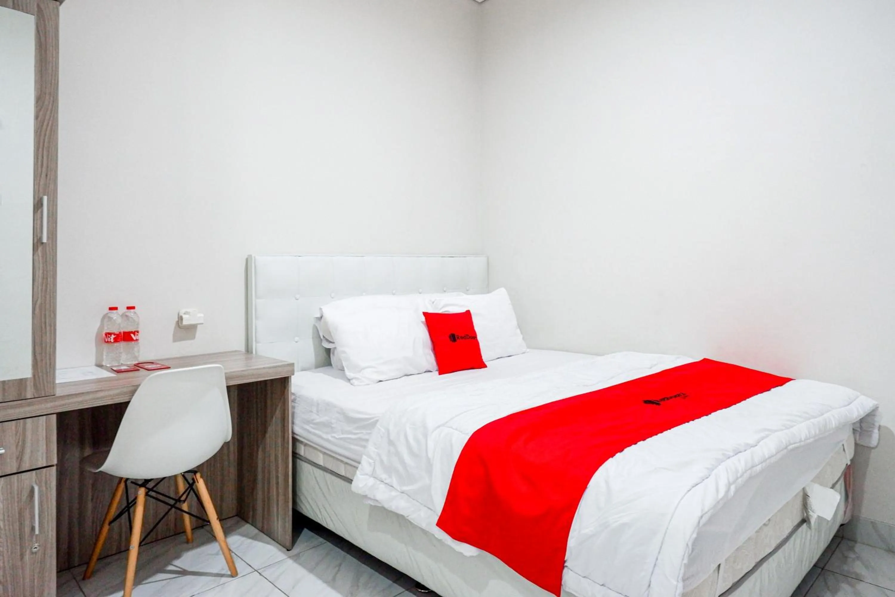 Standard Double Room in RedDoorz Syariah near UNSOED