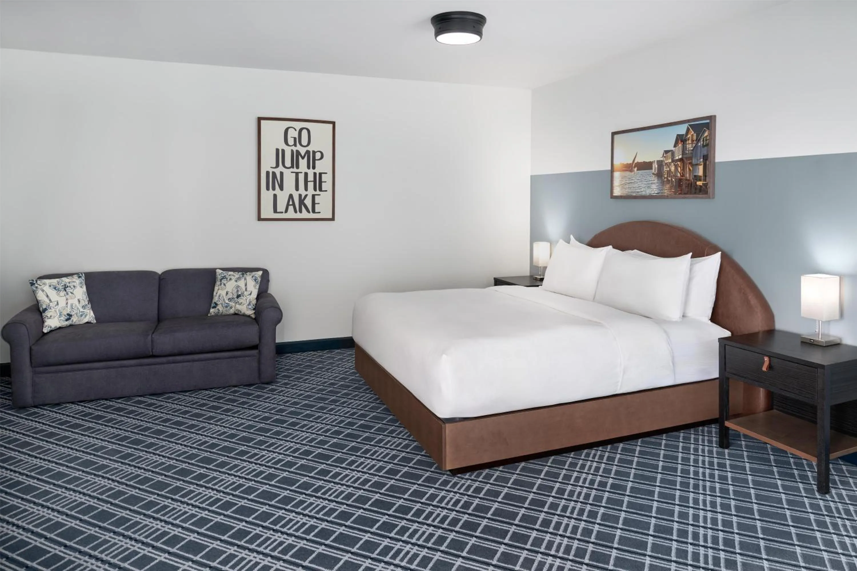 Living room, Bed in Hotel Canandaigua, Tapestry Collection By Hilton