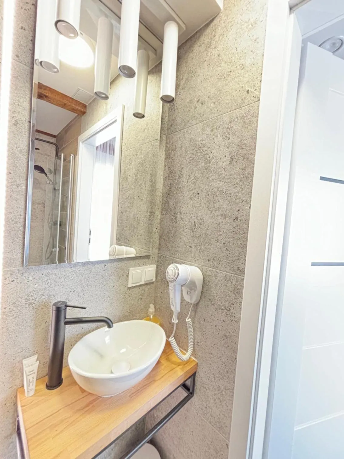 Shower in Aparthotel Jurowiecka 60