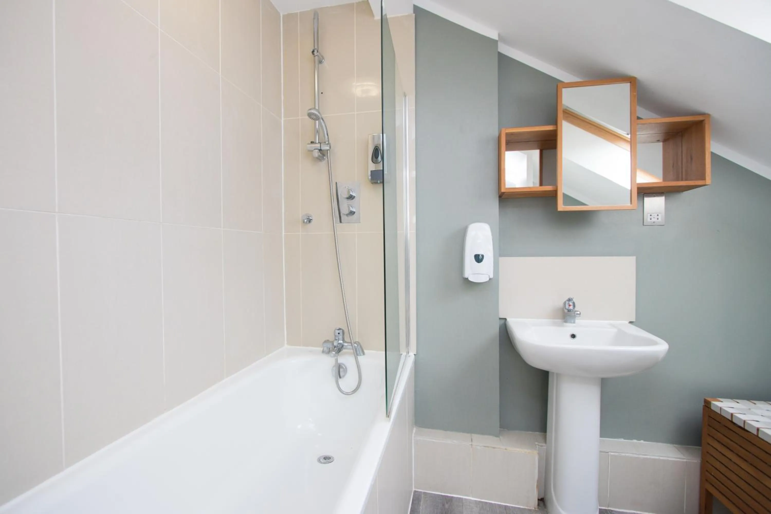 Toilet in Westciti Croydon Serviced Apartments