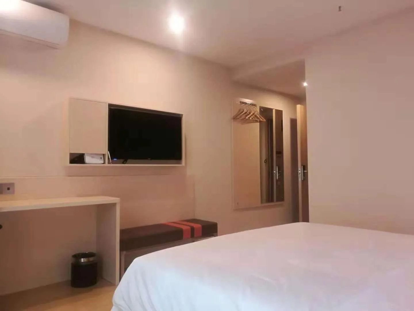 Bed in 7Days Premium Lanzhou New District Airport Branch