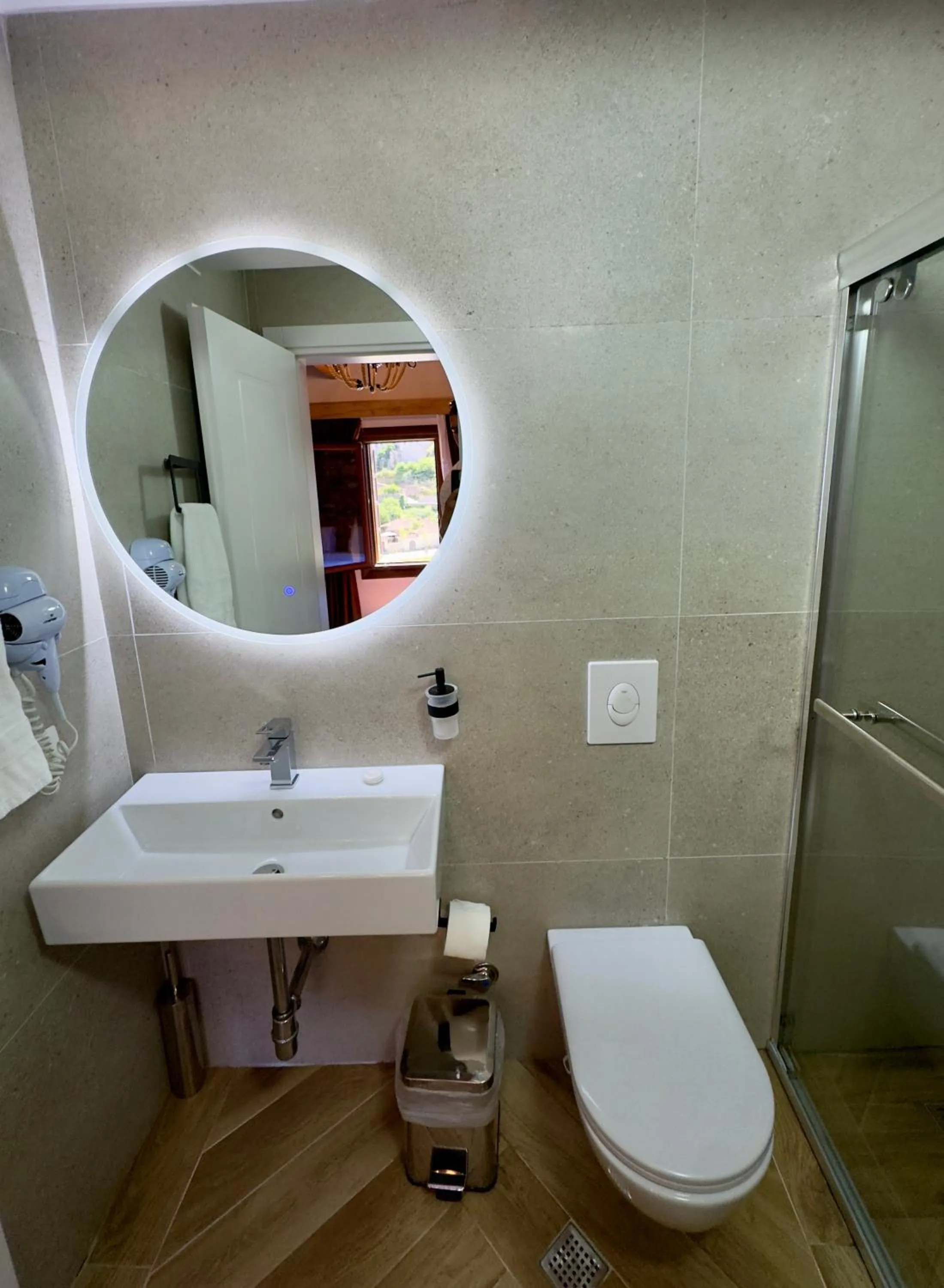 Shower in HOTEL ANSEL