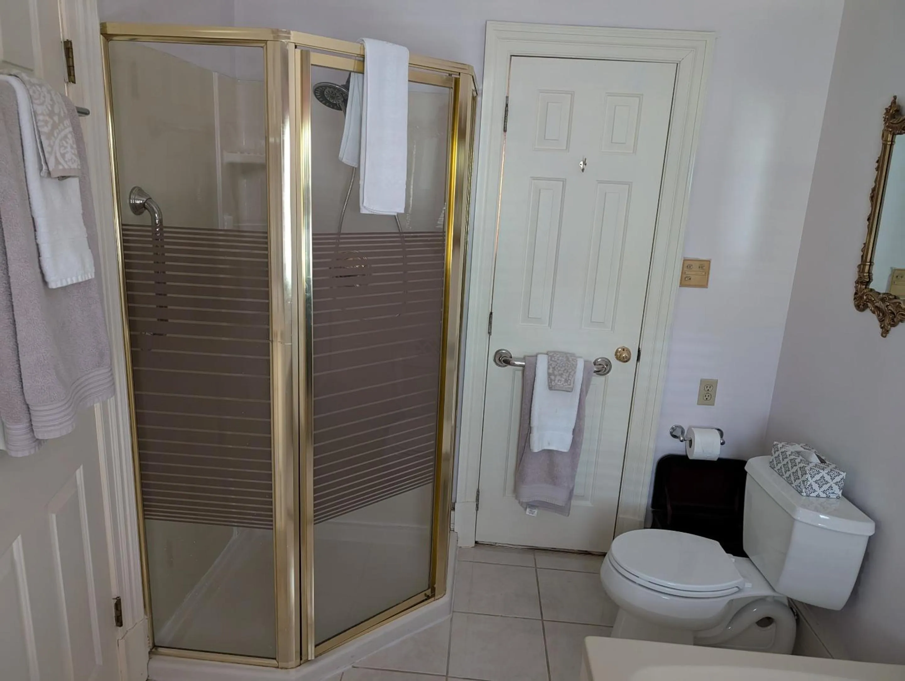 Bathroom in Virginia Cliffe Inn