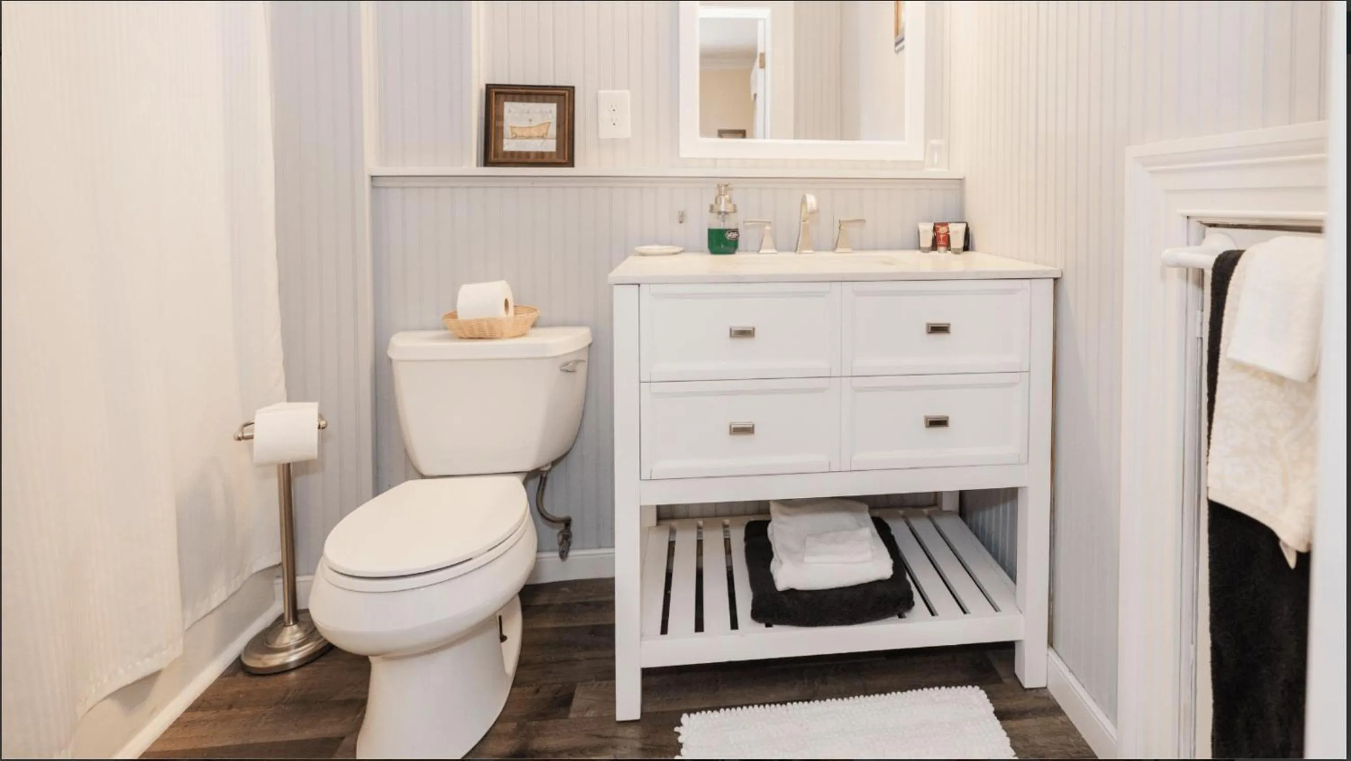 Bathroom in Virginia Cliffe Inn