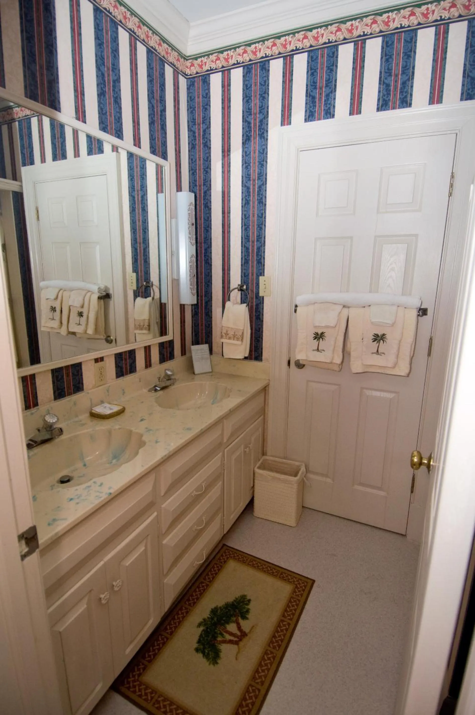 Bathroom in Virginia Cliffe Inn