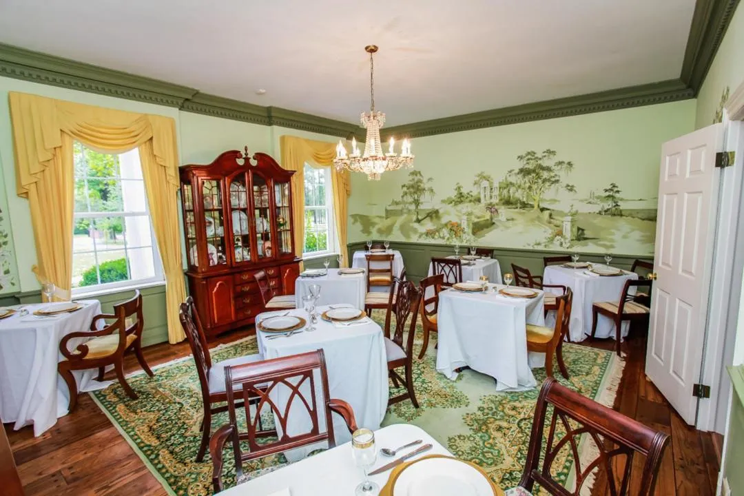 Dining area in Virginia Cliffe Inn