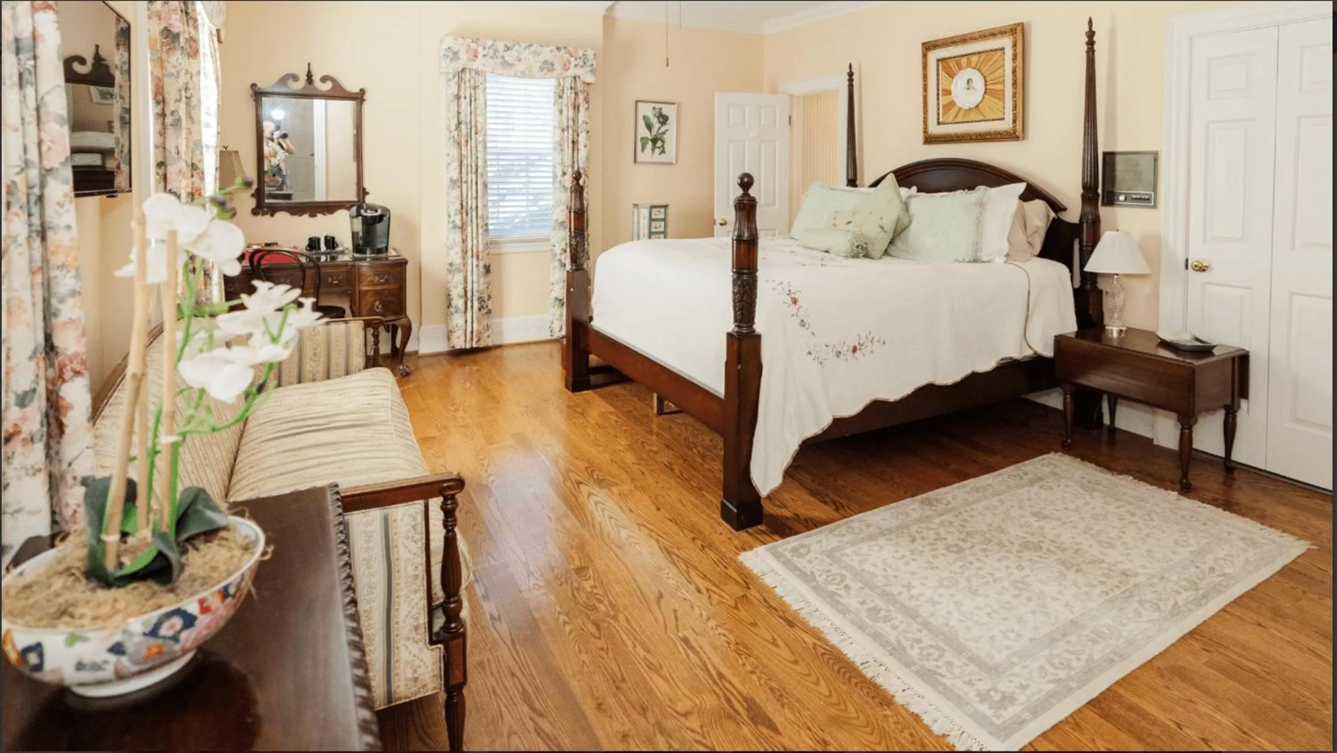 Bedroom, Bed in Virginia Cliffe Inn