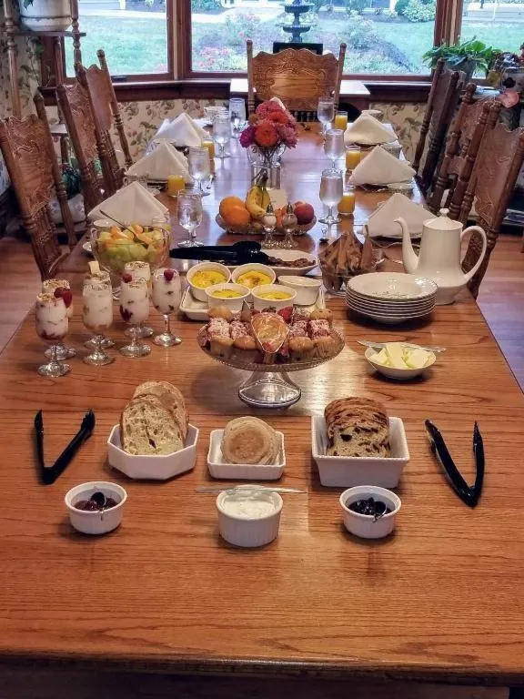 Dining area in Virginia Cliffe Inn