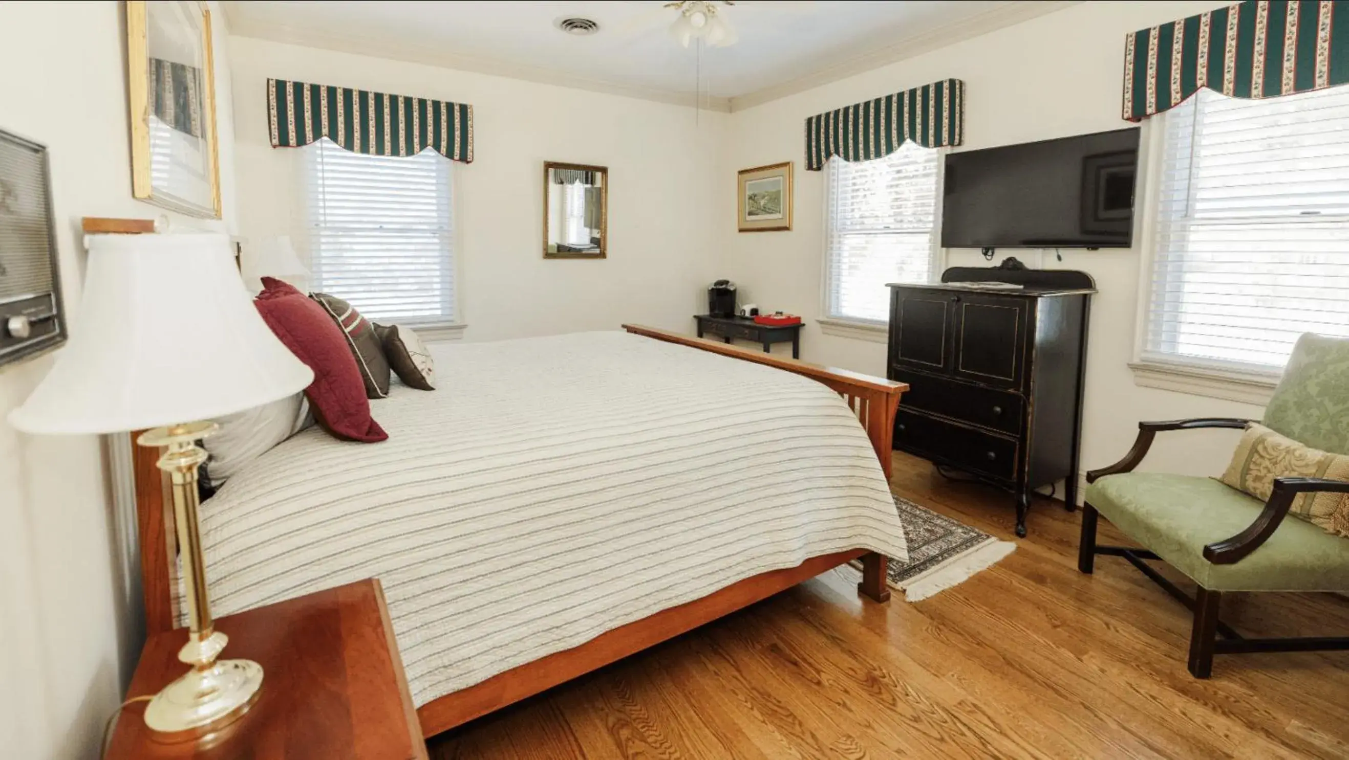 King Room in Virginia Cliffe Inn King Room in Virginia Cliffe Inn