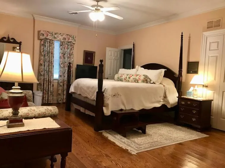 Bedroom, Bed in Virginia Cliffe Inn