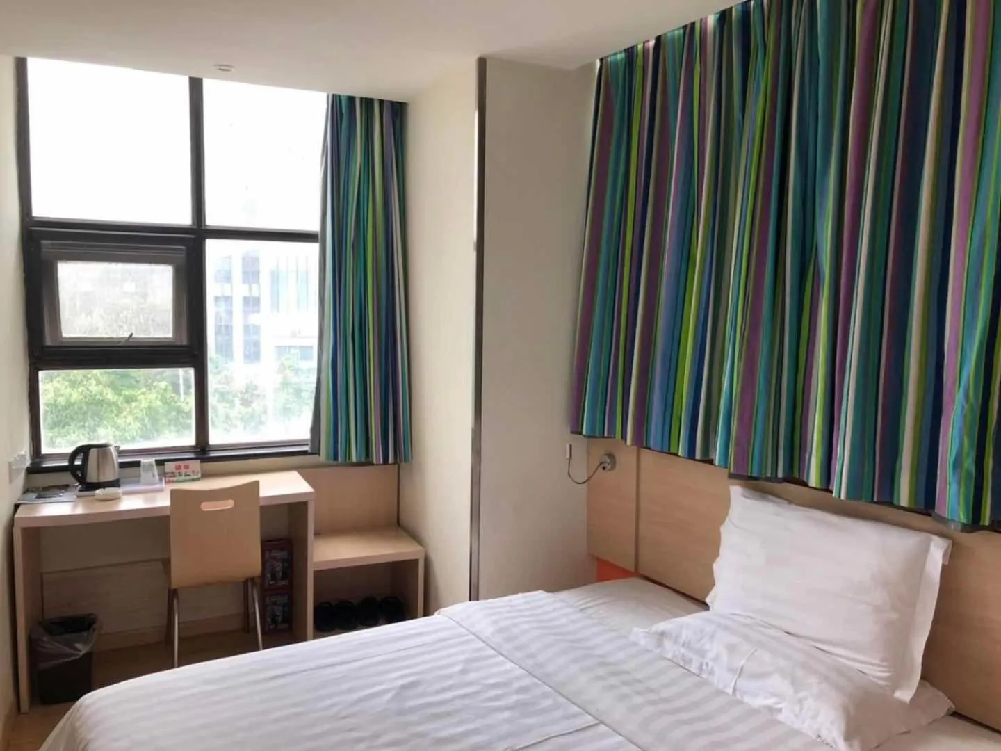 Bed in 7 Days Inn Kunshan South Railway Station Renmin South Road Branch