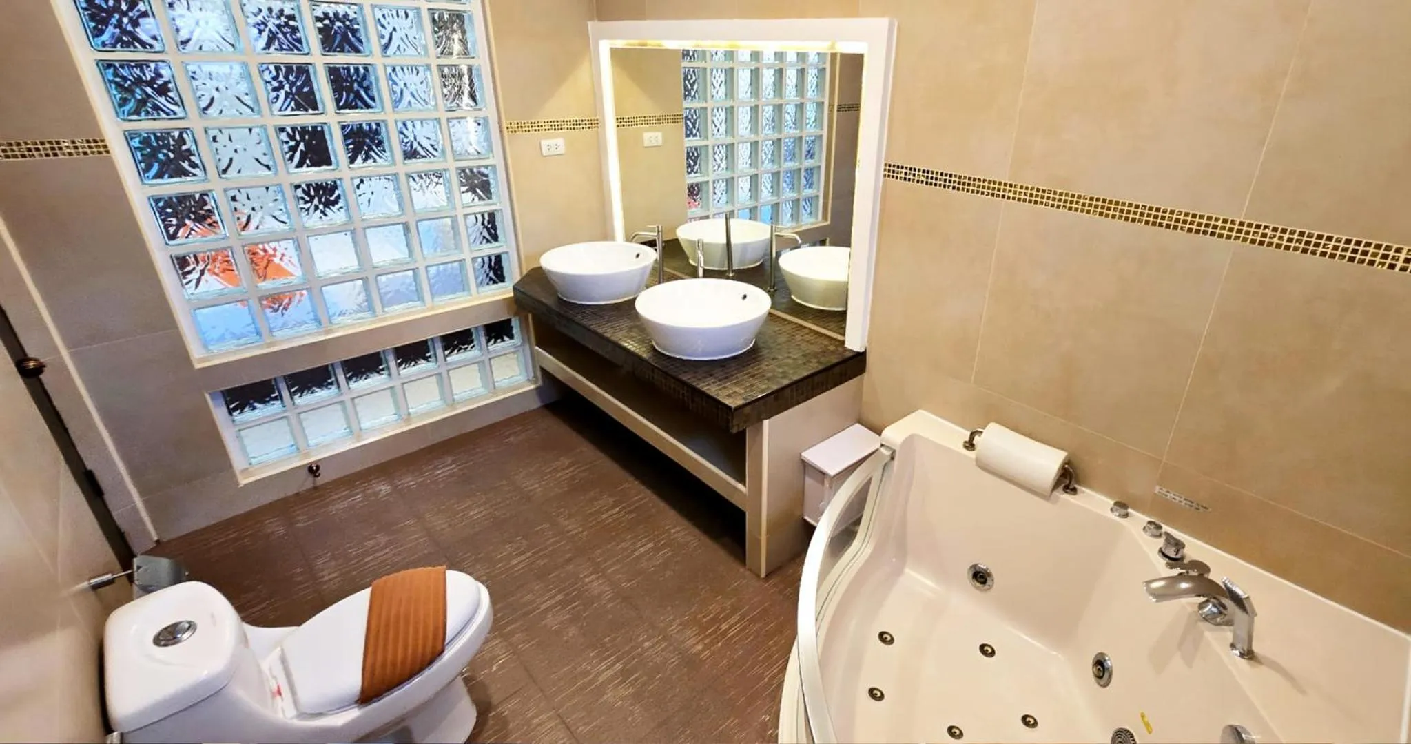 Shower in HIDELAND Luxury Pool Villa Pattaya Walking Street 5 Bedrooms