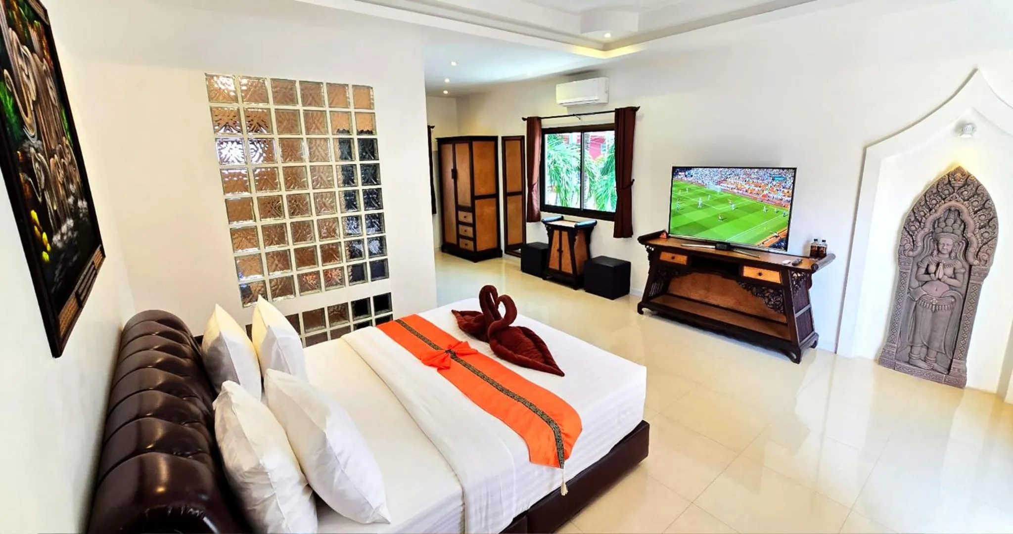 Bed in HIDELAND Luxury Pool Villa Pattaya Walking Street 5 Bedrooms