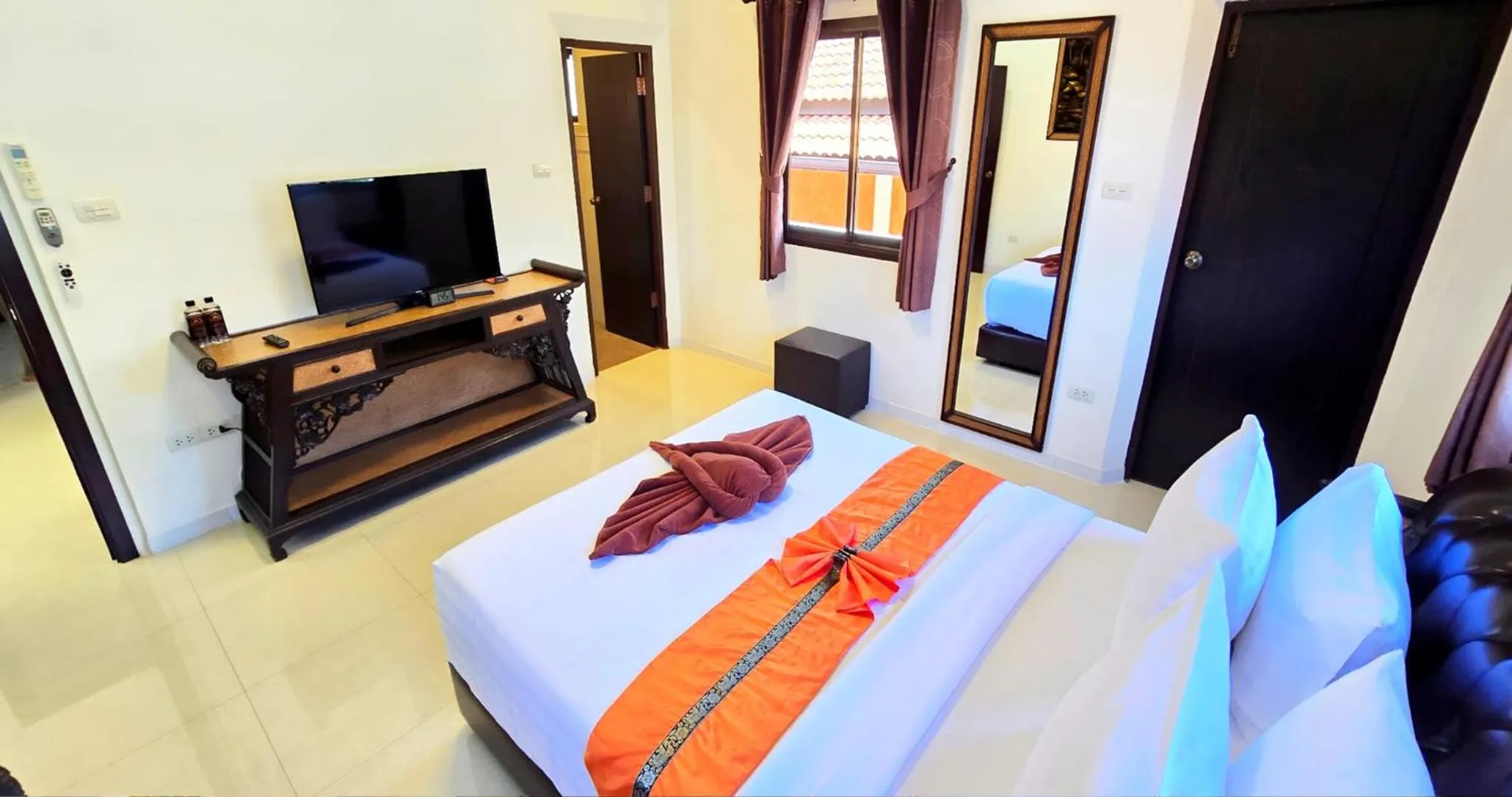 Bed in HIDELAND Luxury Pool Villa Pattaya Walking Street 5 Bedrooms