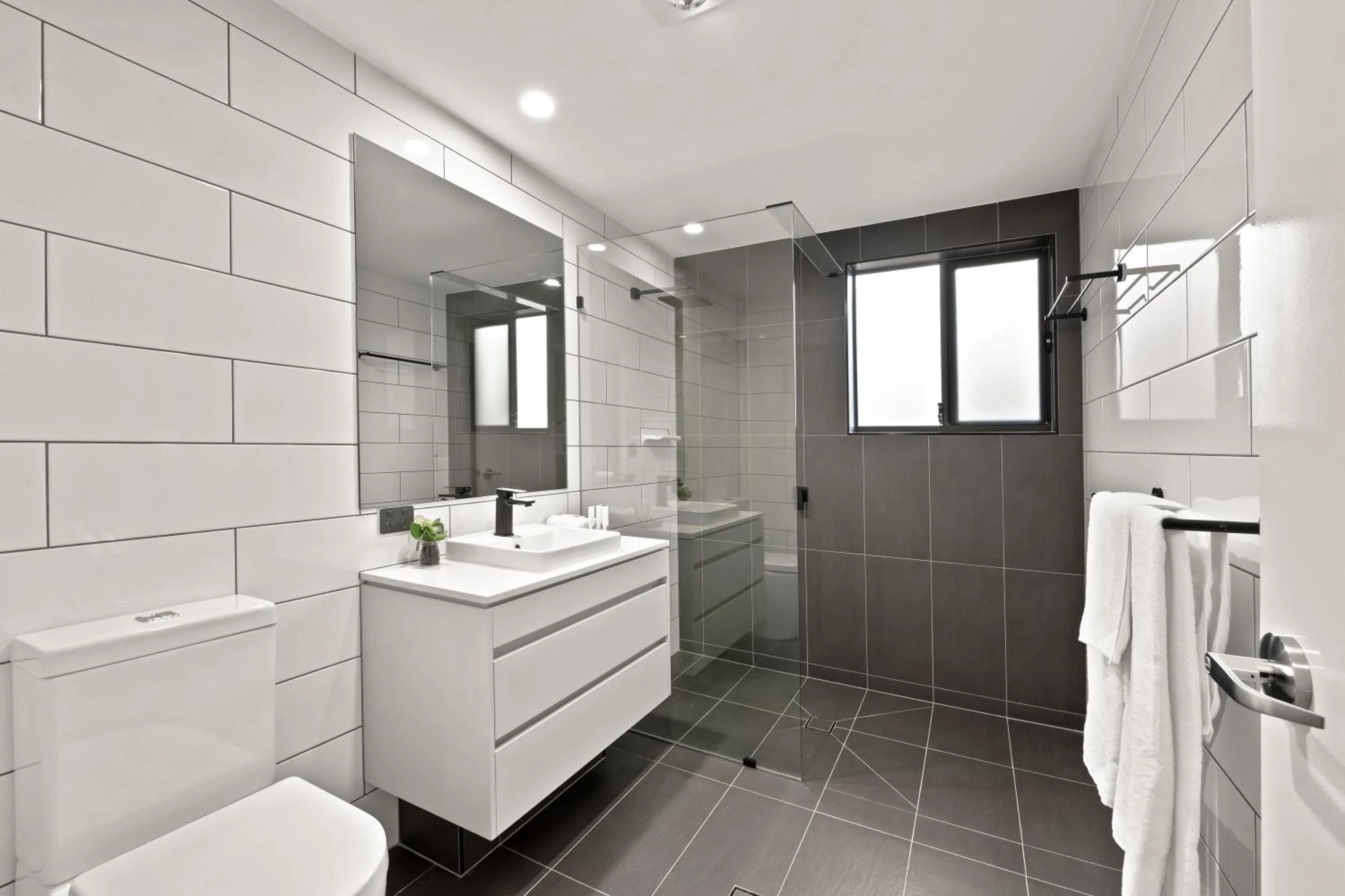 Toilet in AVENUE MOTEL APARTMENTS