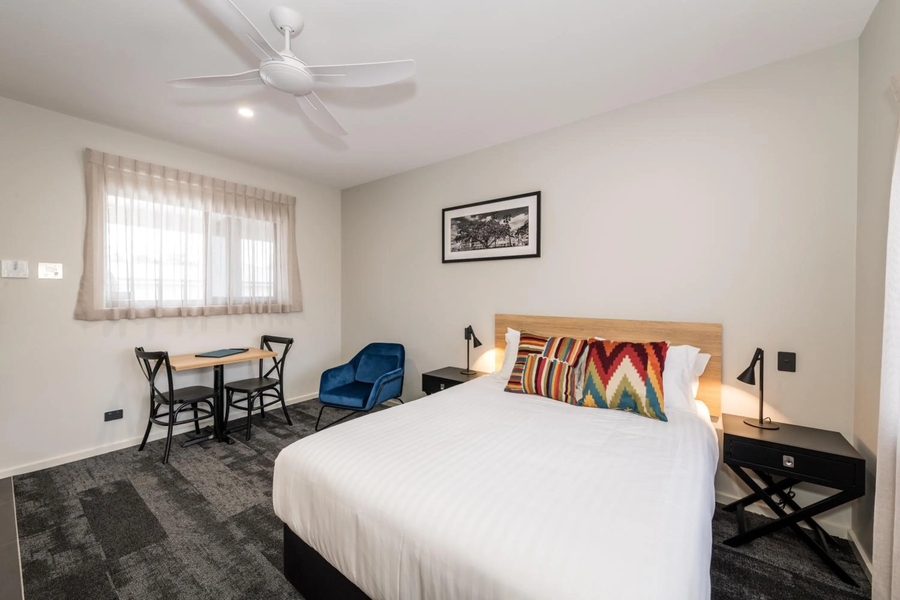 Bed in AVENUE MOTEL APARTMENTS