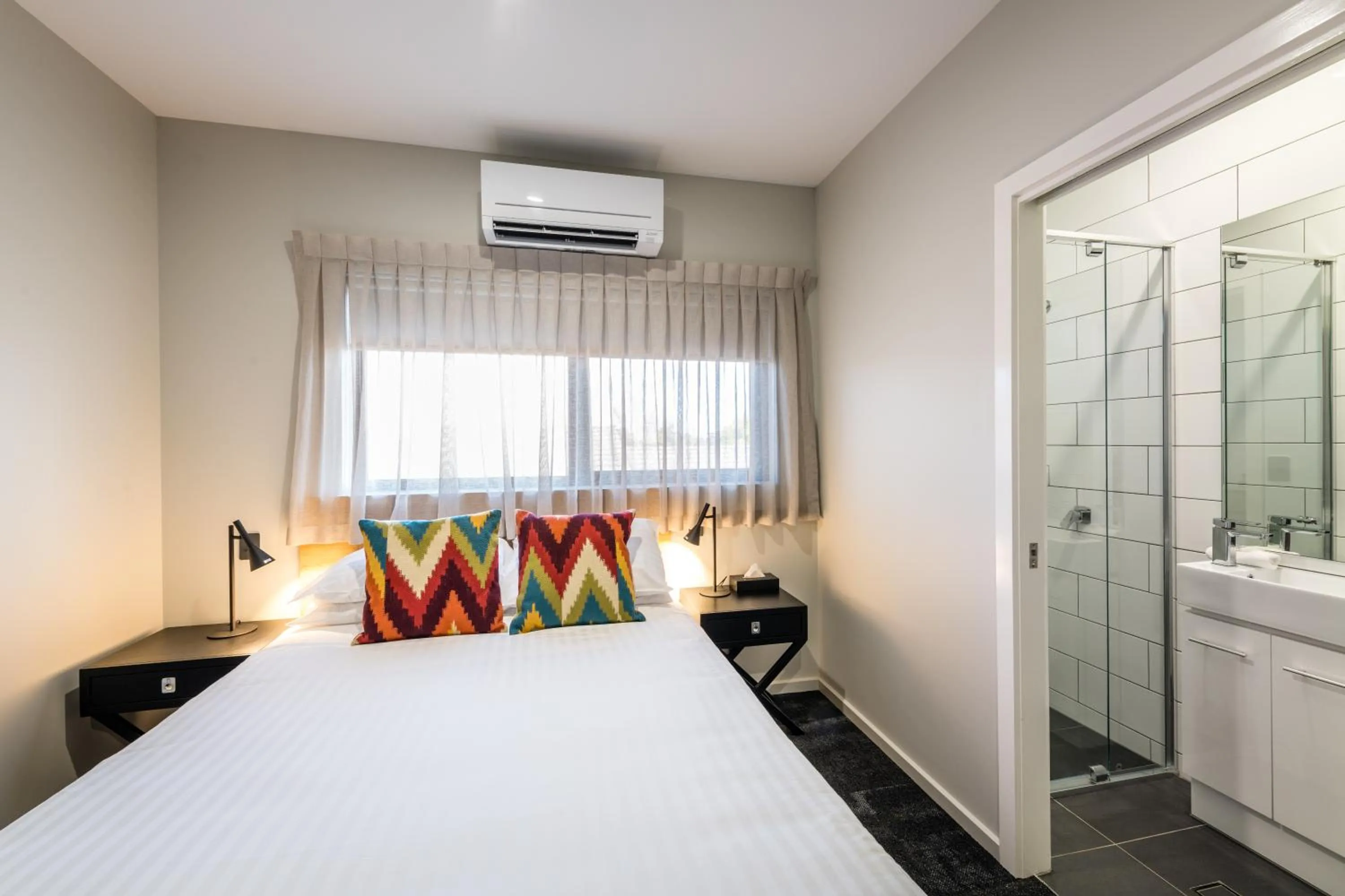 Bed in AVENUE MOTEL APARTMENTS