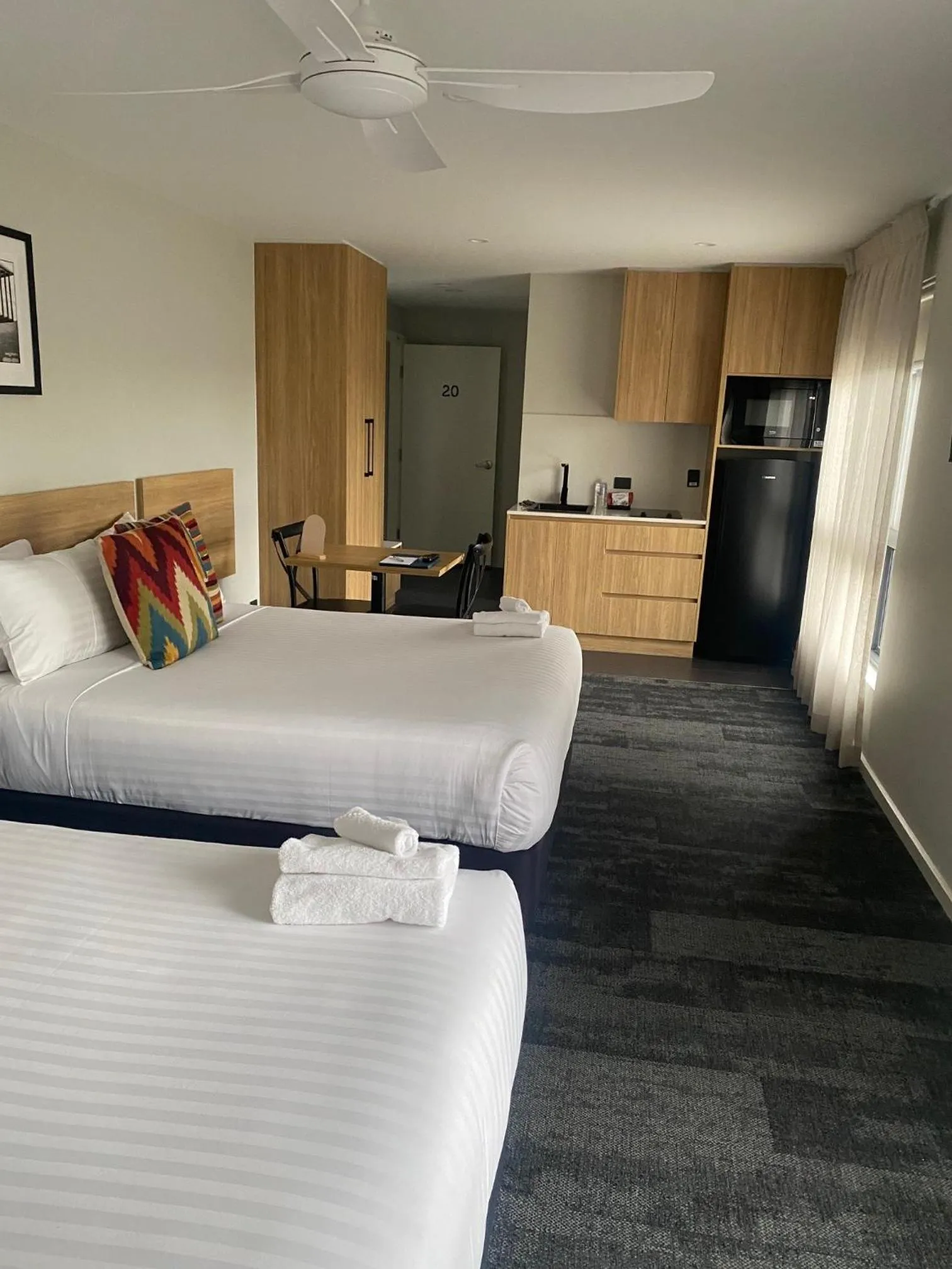 Bed in AVENUE MOTEL APARTMENTS