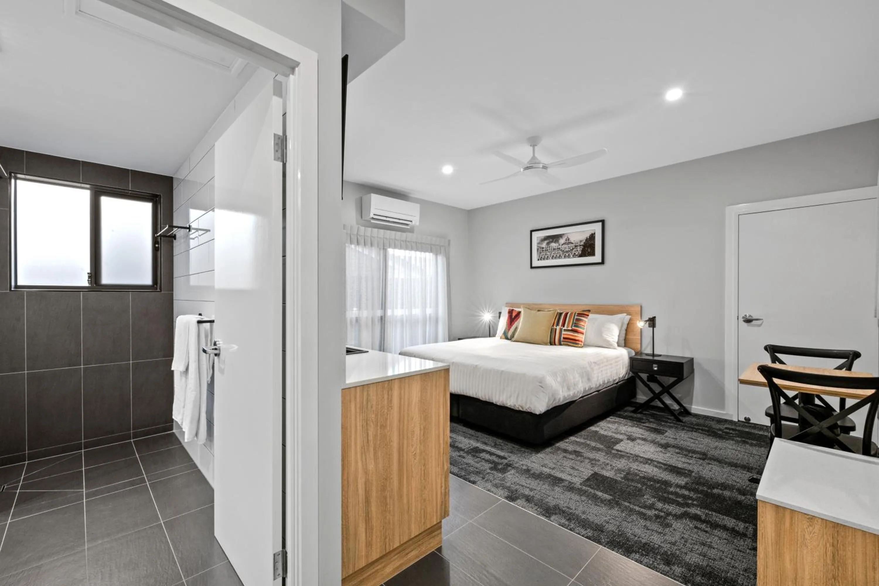 Bed in AVENUE MOTEL APARTMENTS