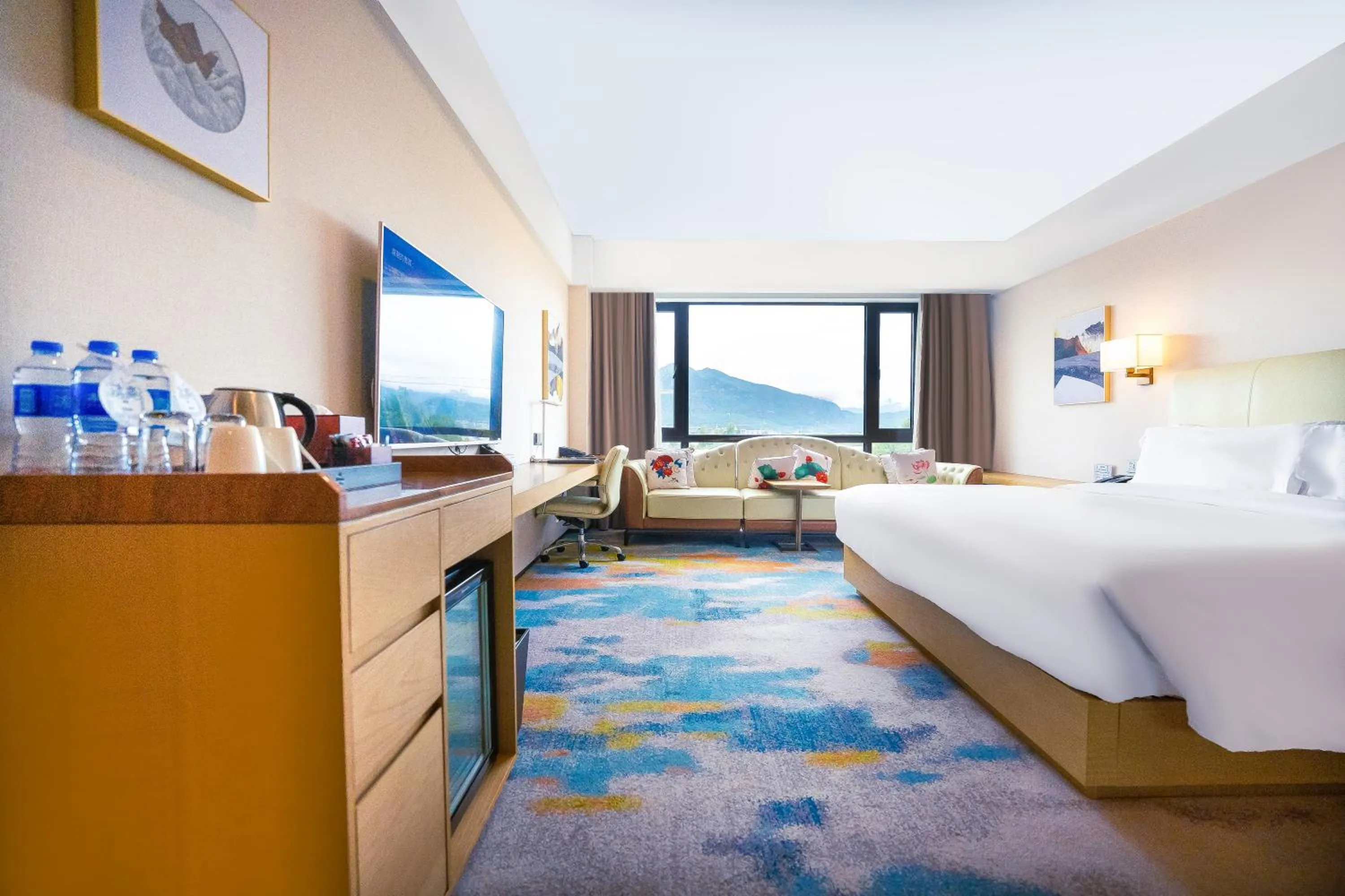 Photo of the whole room, Bed in Hilton Lijiang