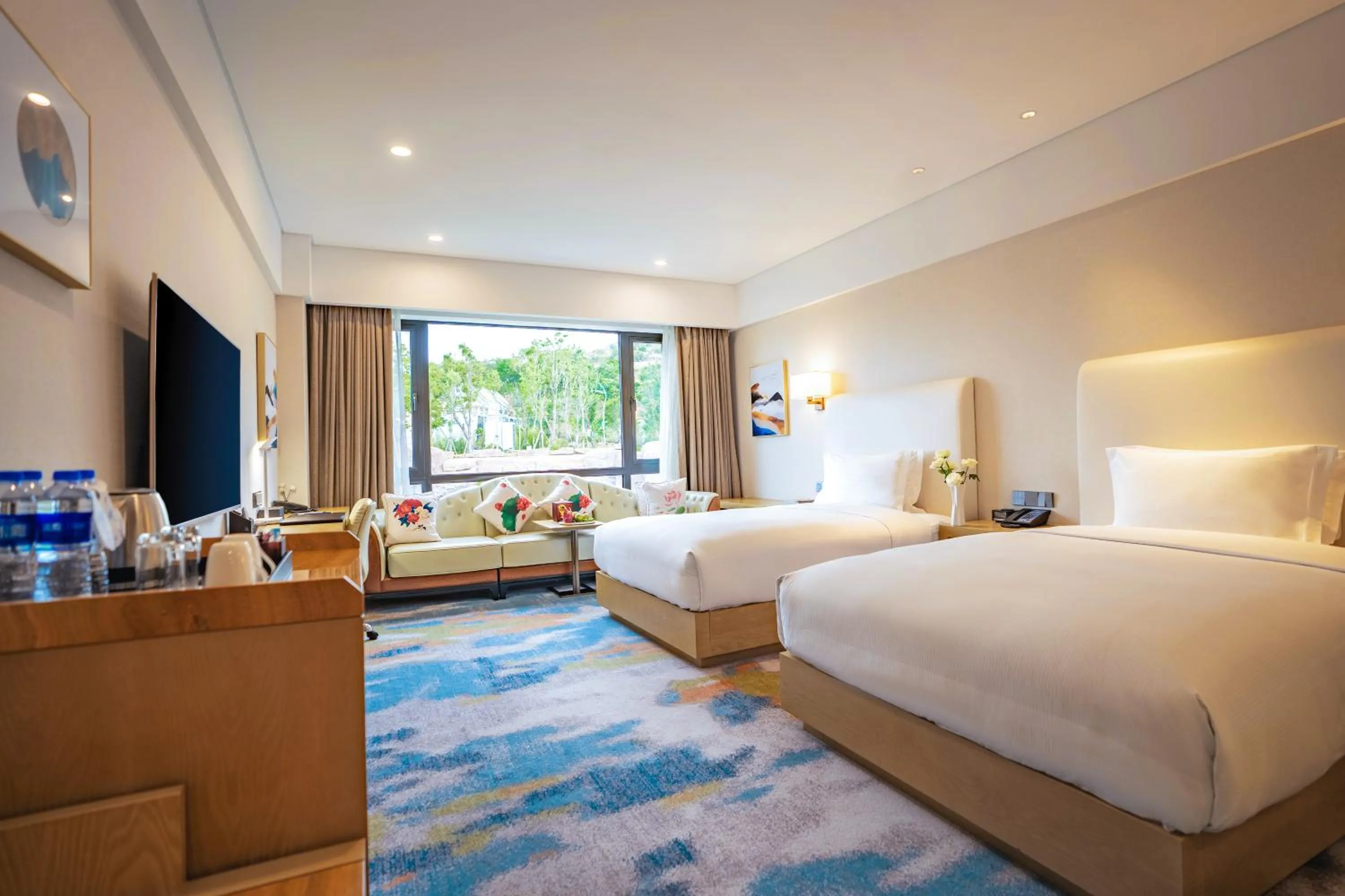 Photo of the whole room, Bed in Hilton Lijiang