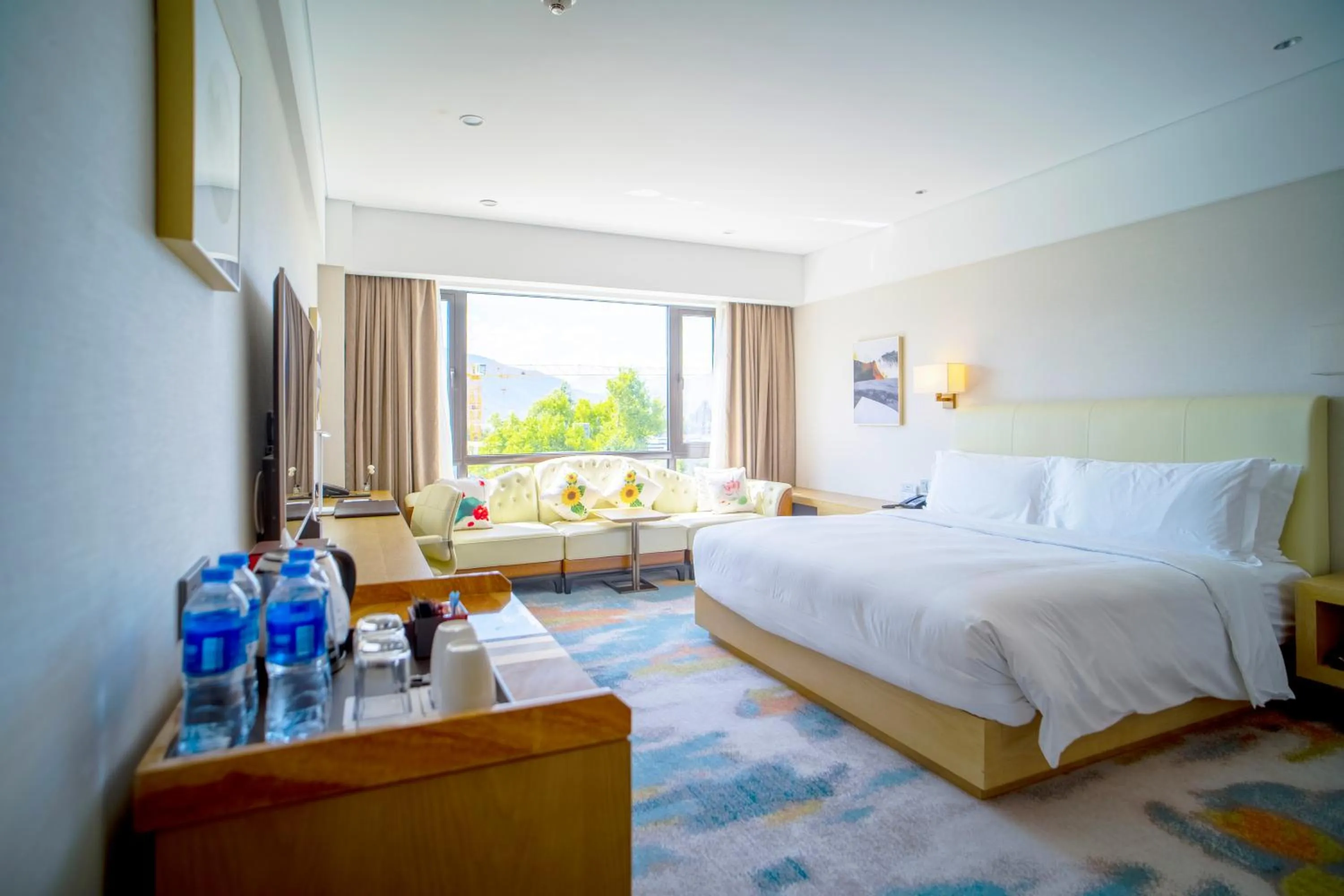 Photo of the whole room, Bed in Hilton Lijiang