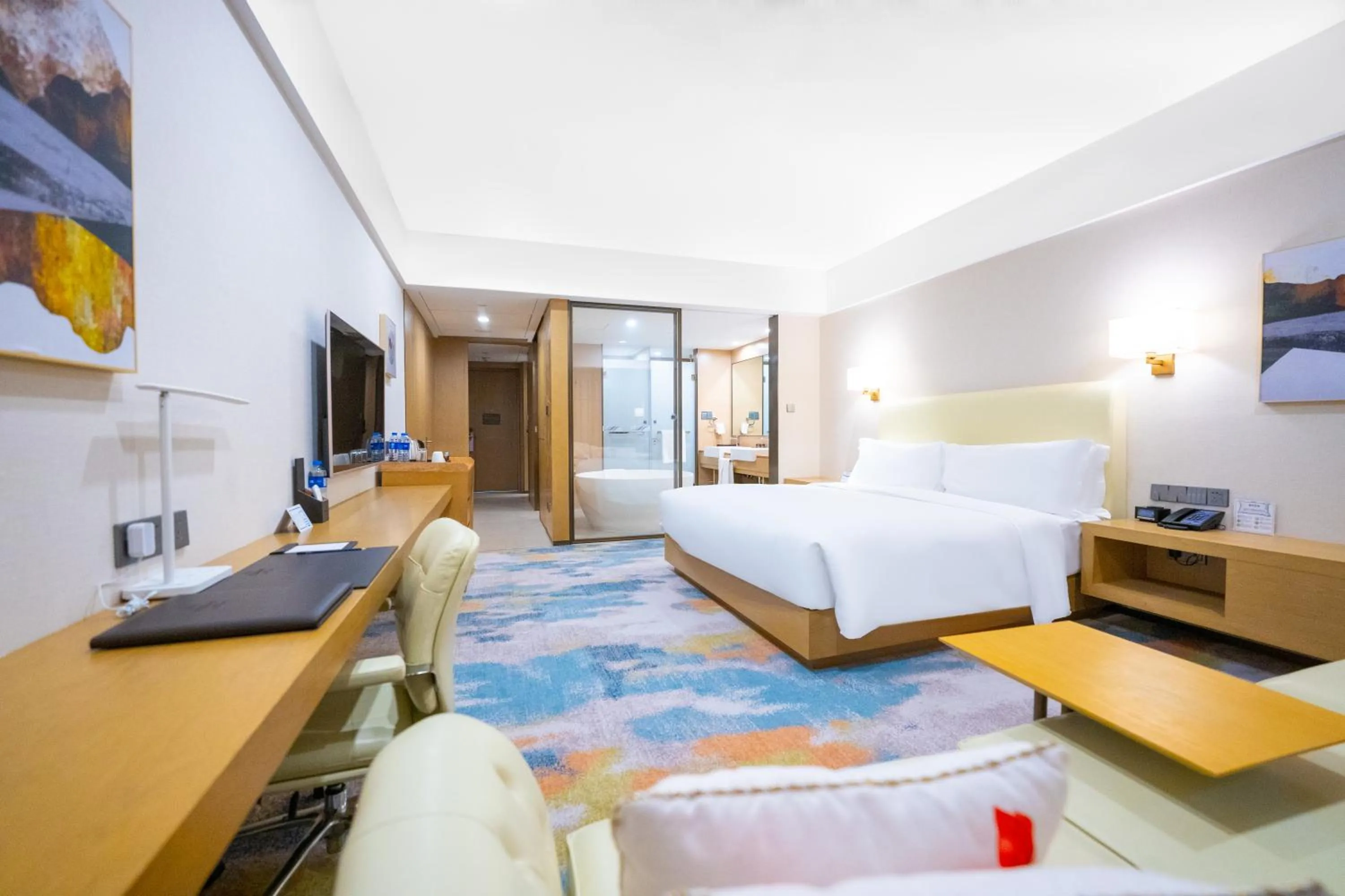 Photo of the whole room, Bed in Hilton Lijiang