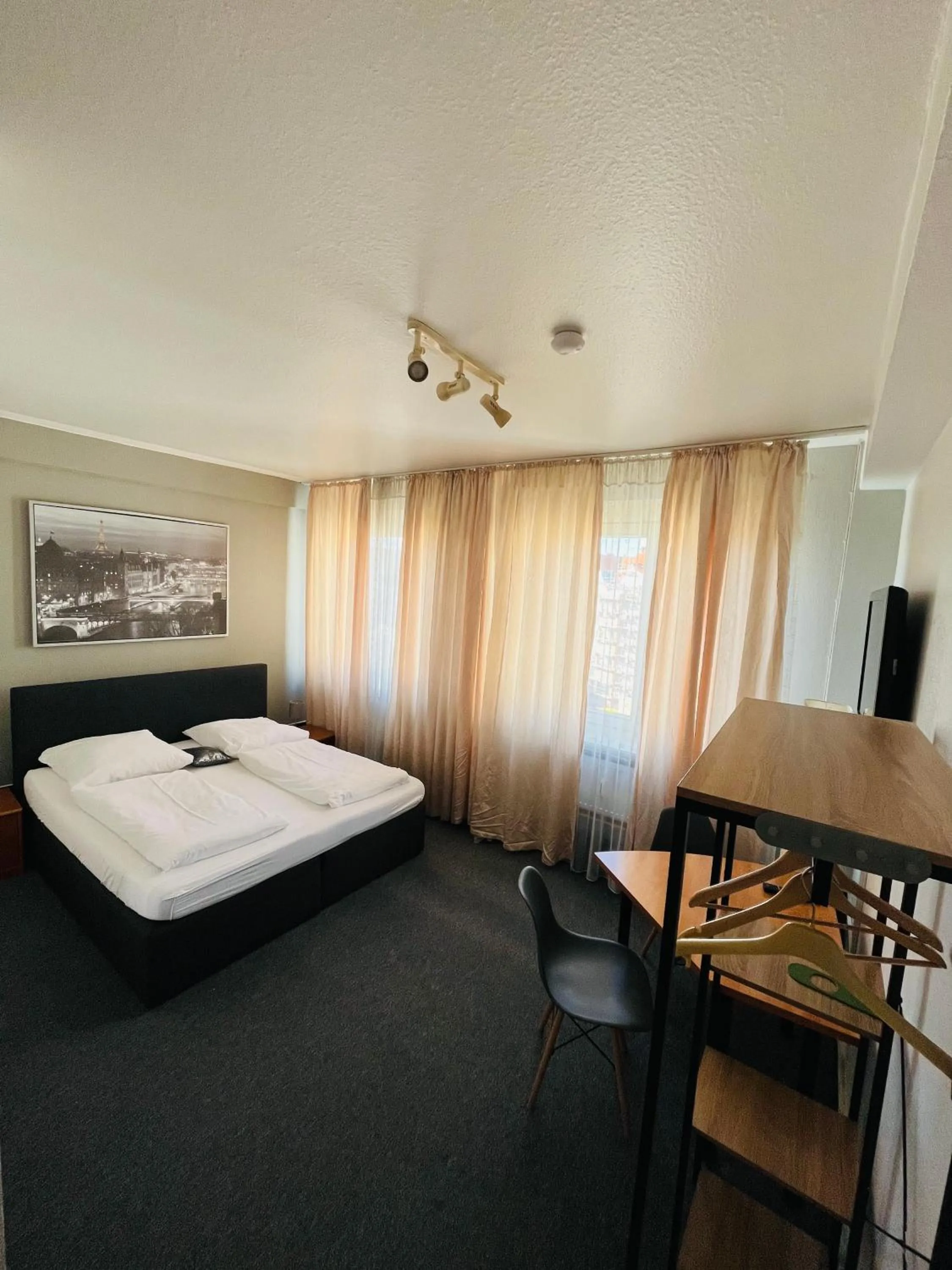 Bed in Hotel Schwarzer Bär