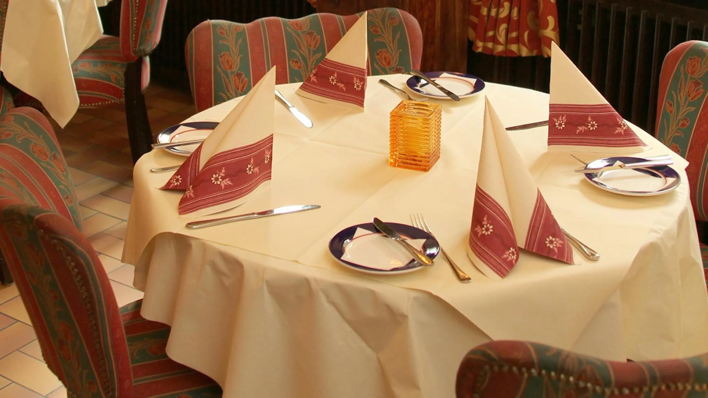 Dining area in Hotel Zur Post