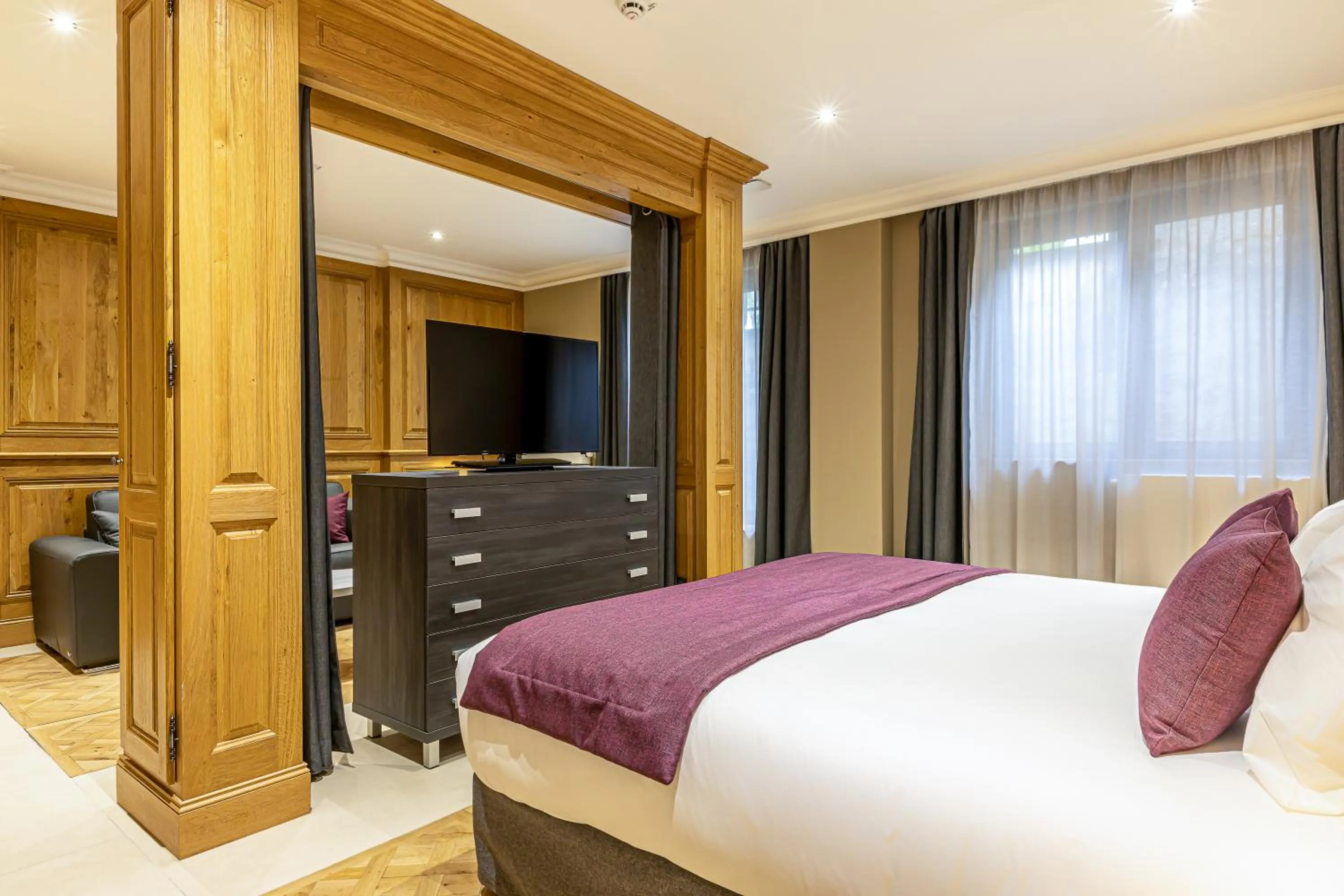 Seating area, Bed in Les Jardins de St Cloud