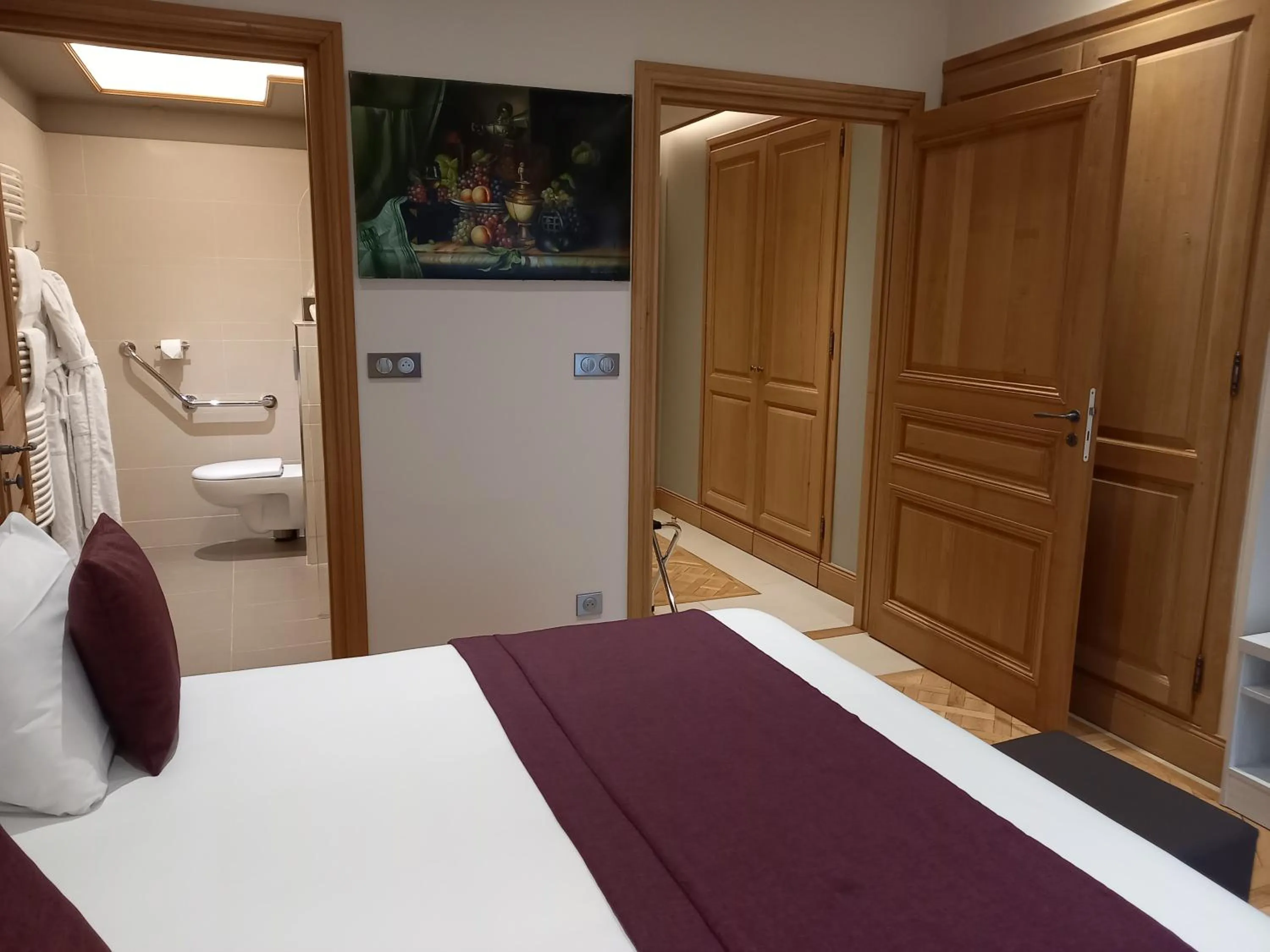 Toilet, Bed in Les Jardins de St Cloud