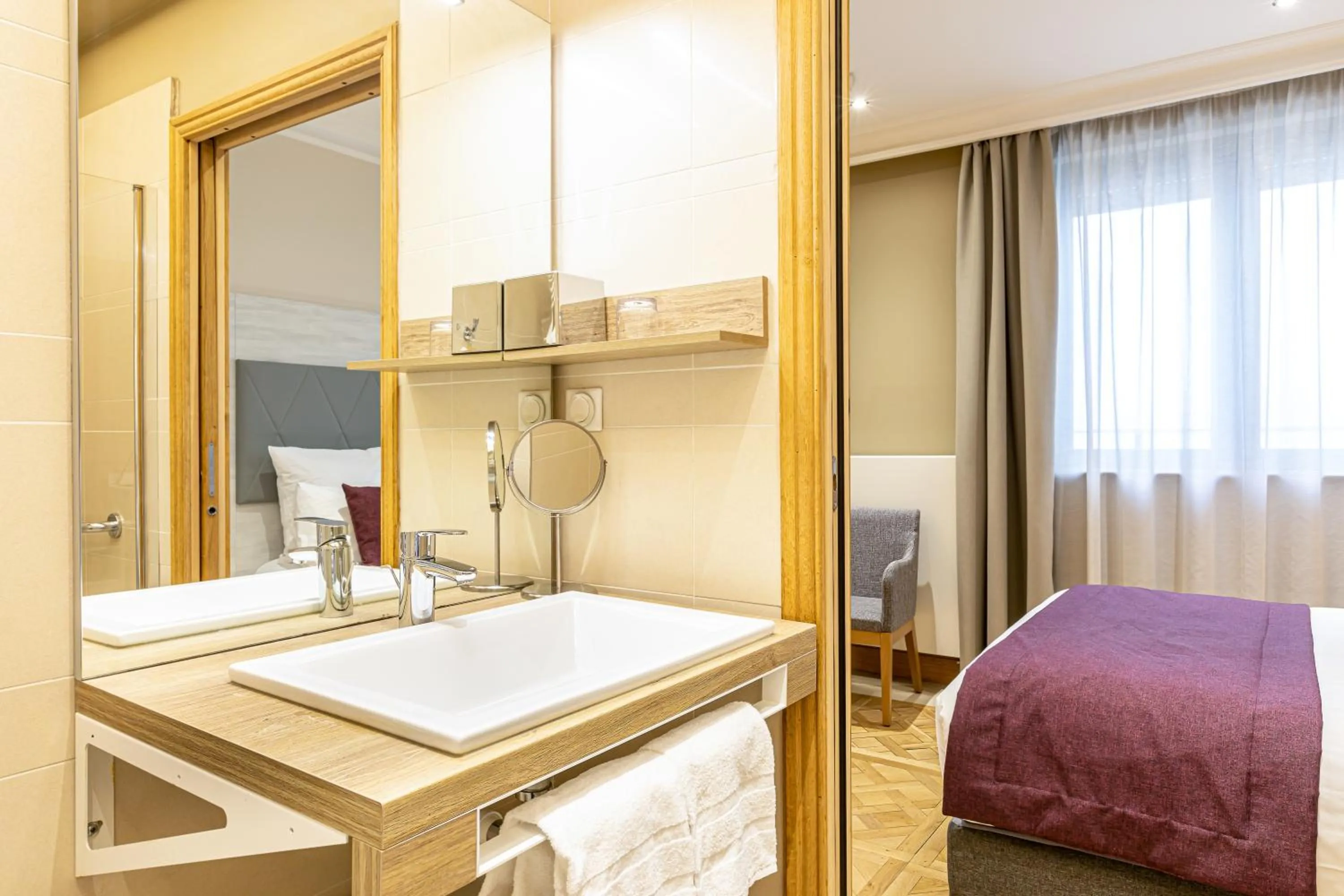 Bathroom, Bed in Les Jardins de St Cloud