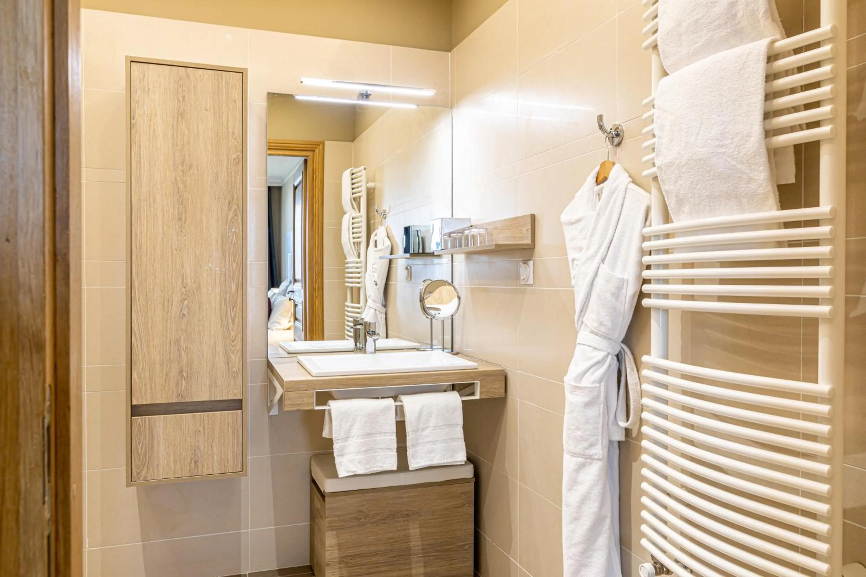 Shower in Les Jardins de St Cloud