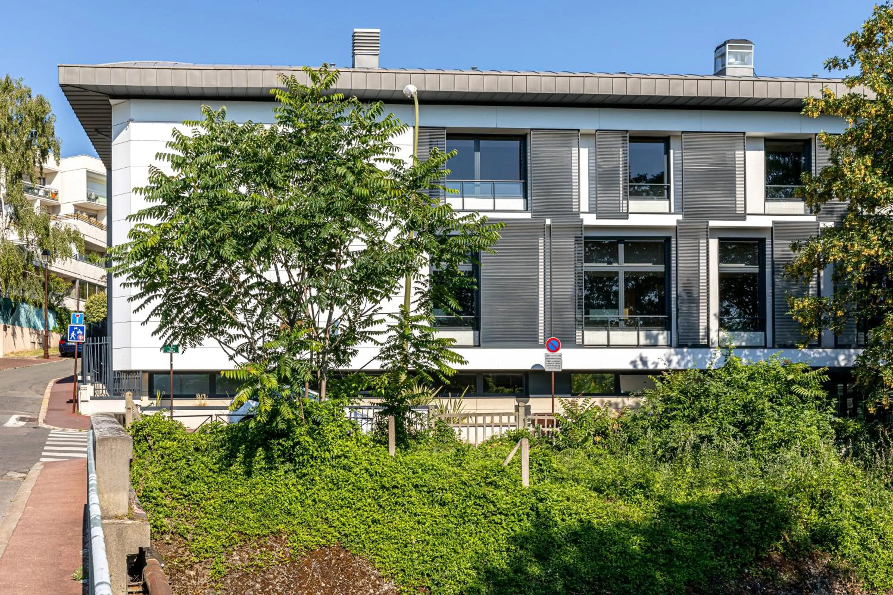 Property building in Les Jardins de St Cloud