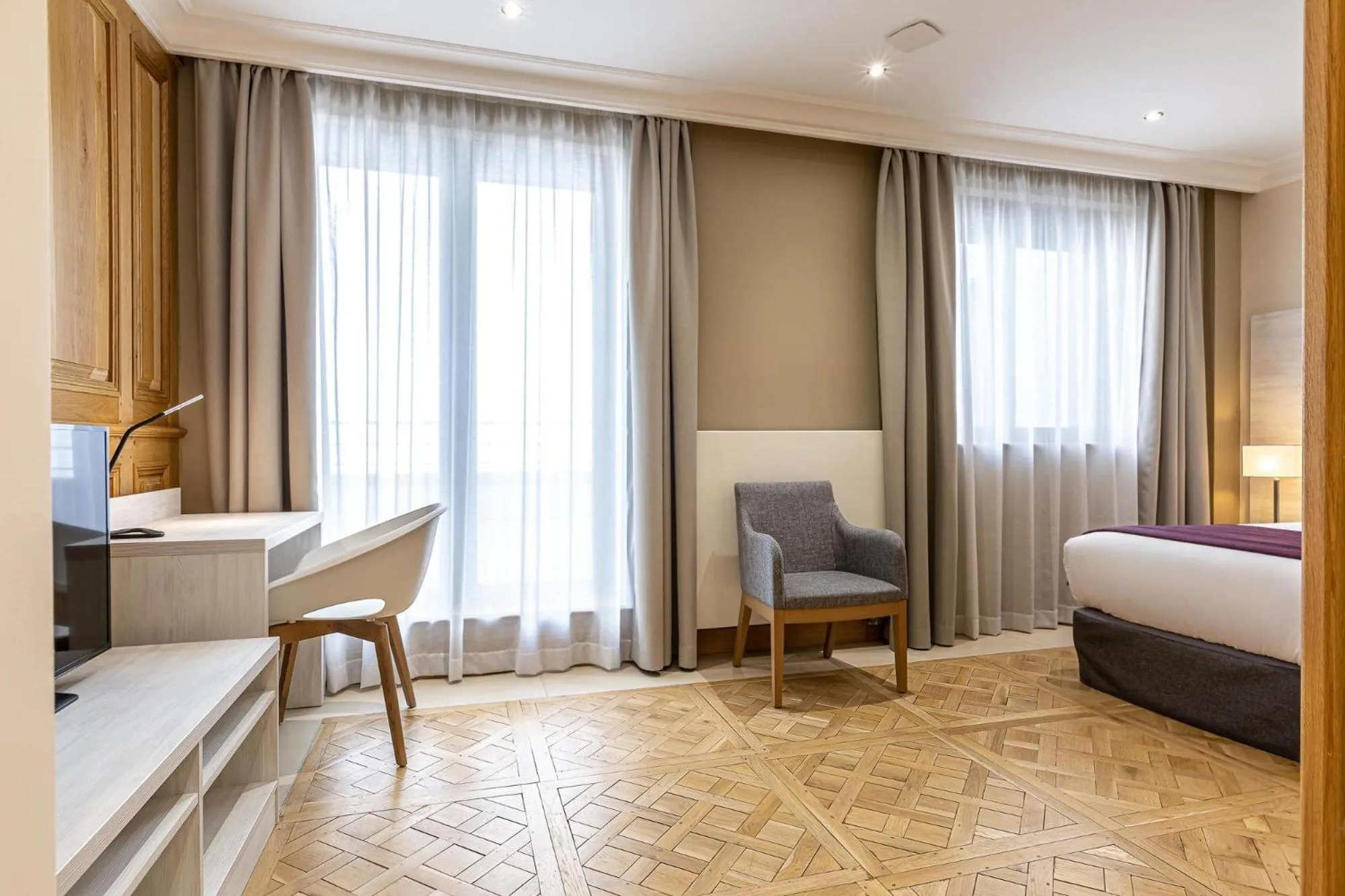 Bedroom, Bed in Les Jardins de St Cloud