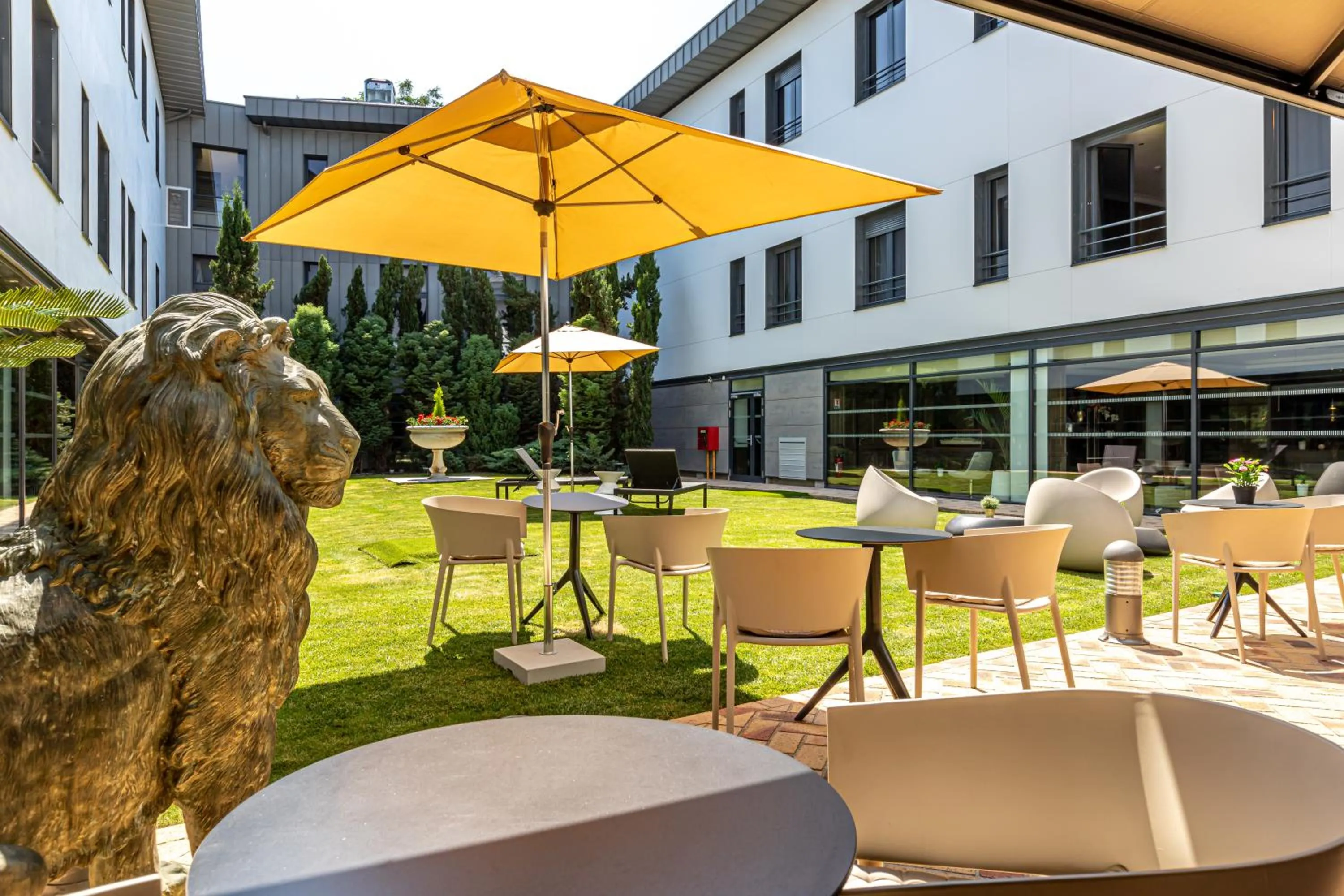 Patio in Les Jardins de St Cloud