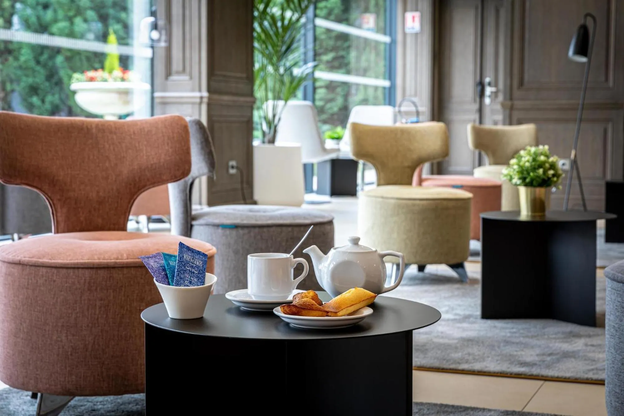 Restaurant/places to eat in Les Jardins de St Cloud