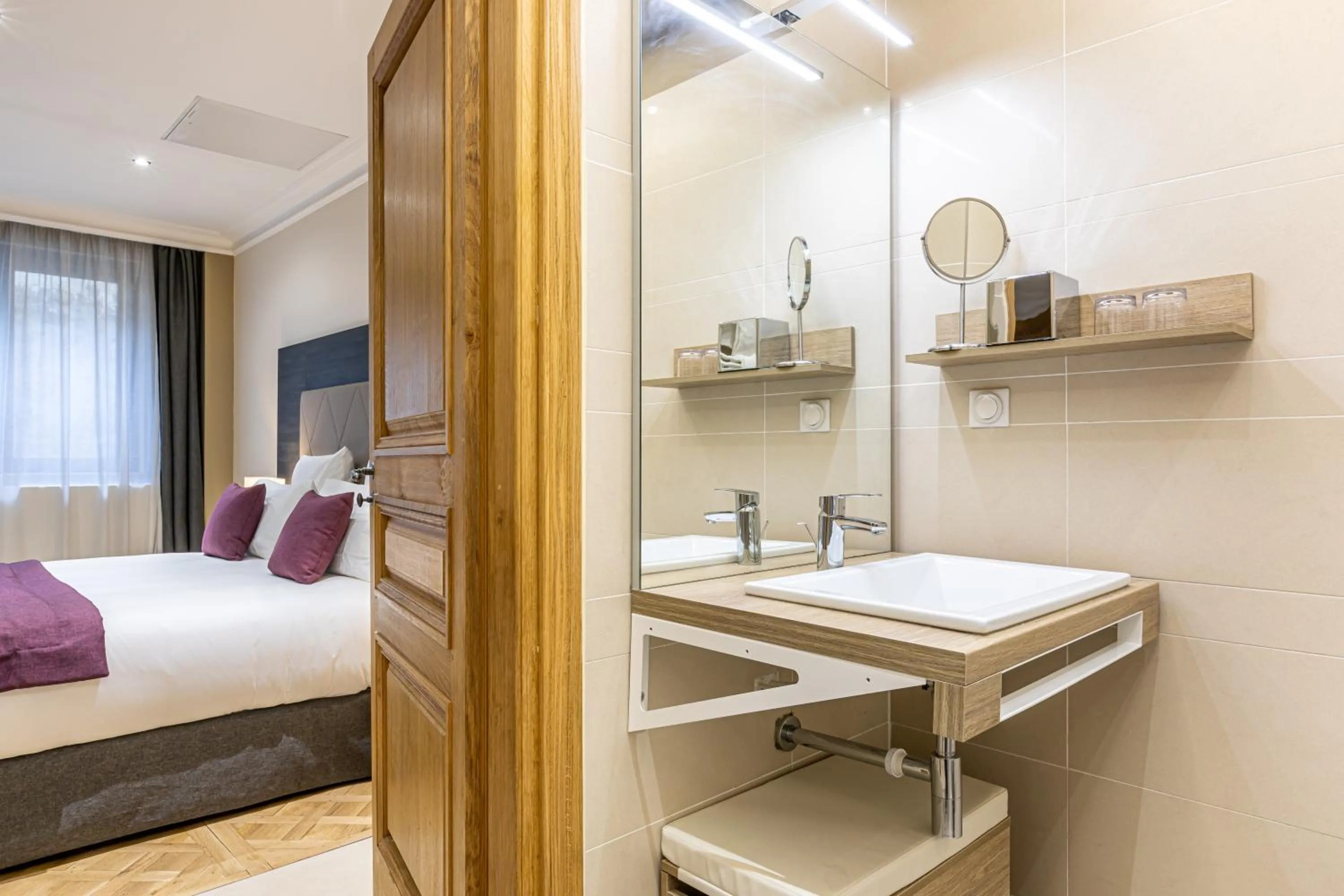 Bathroom, Bed in Les Jardins de St Cloud