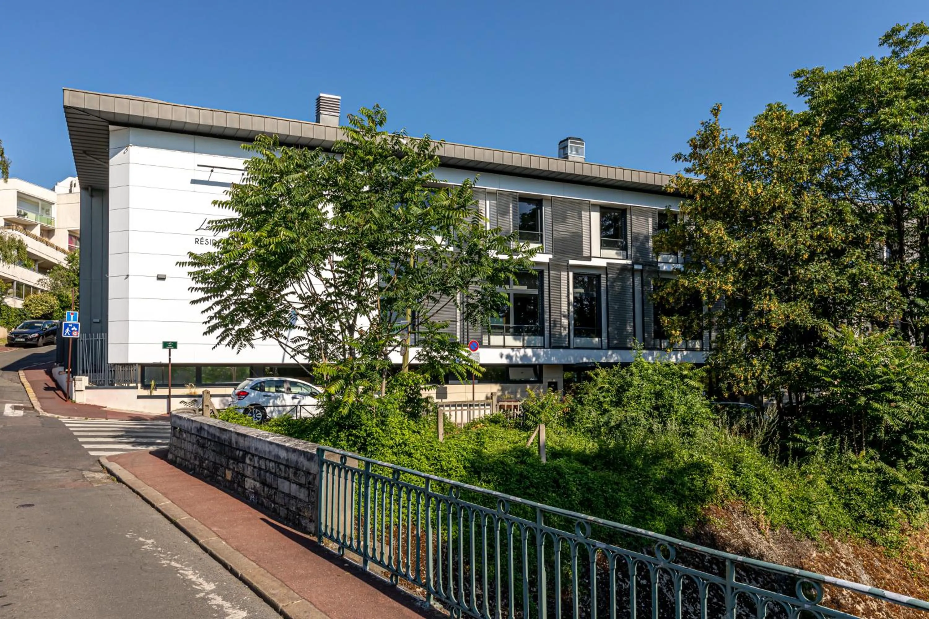 Property building in Les Jardins de St Cloud