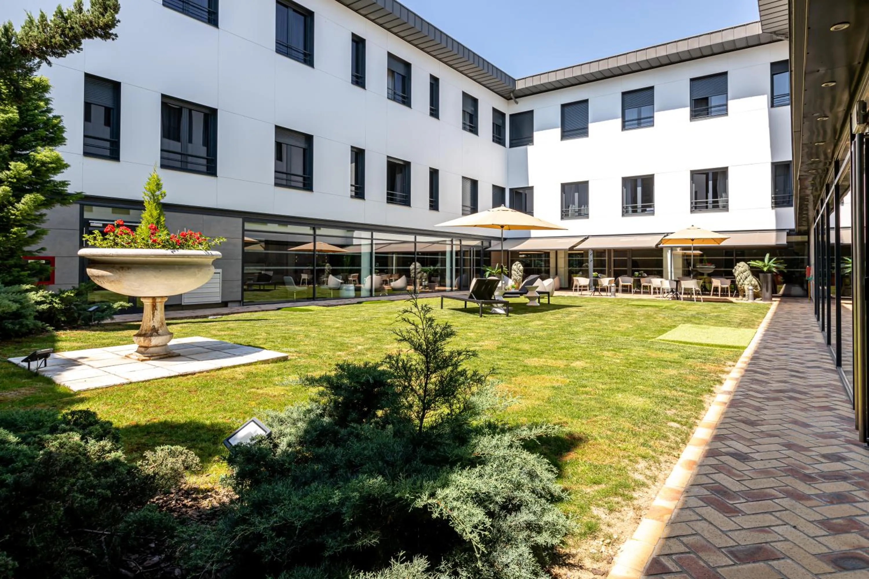 Patio in Les Jardins de St Cloud